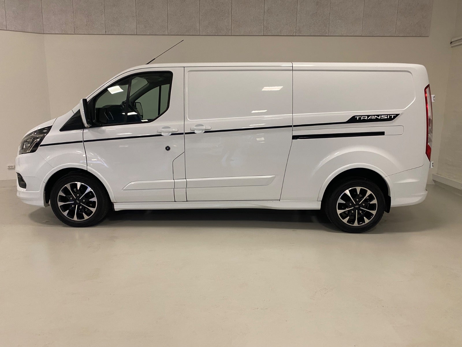 Billede af Ford Transit Custom 320L 2,0 TDCi 185 Sport aut.