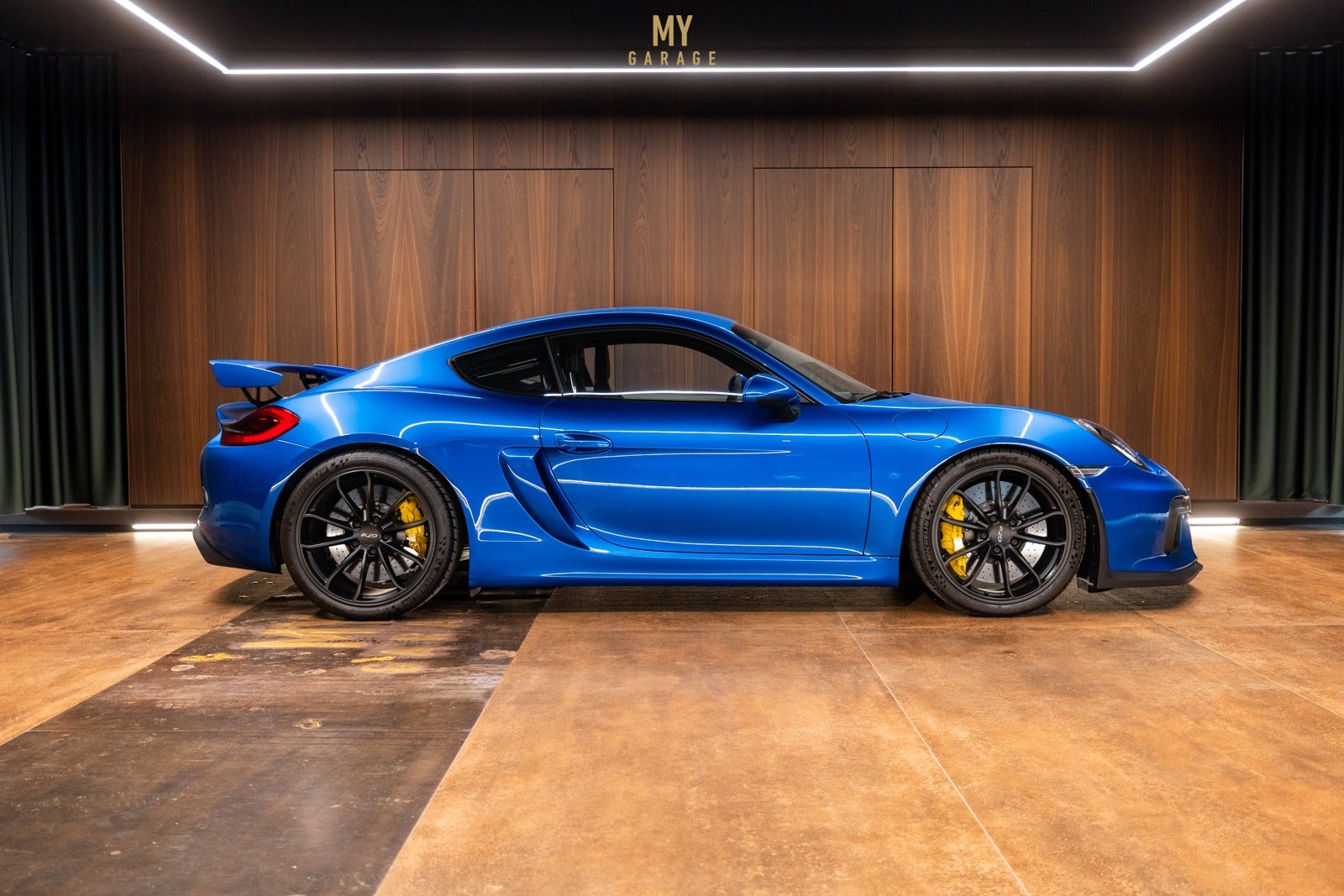 Porsche Cayman GT4 - 