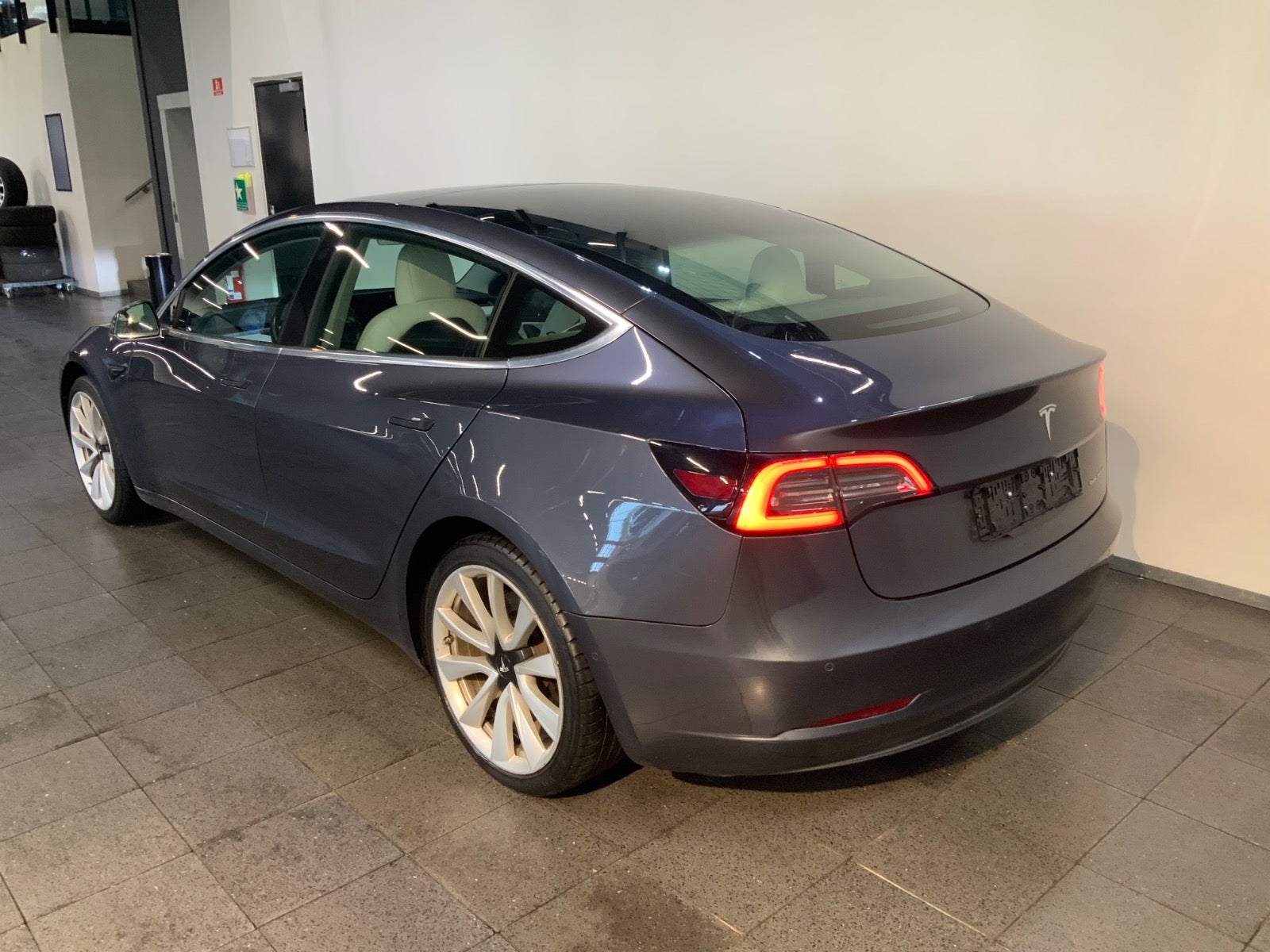 Tesla Model 3 (4/8)