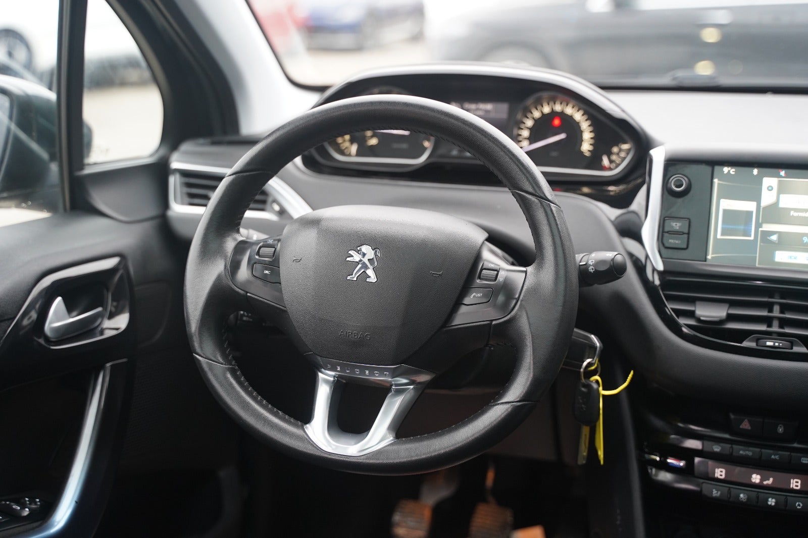 Billede af Peugeot 208 1,2 VTi Allure Sky