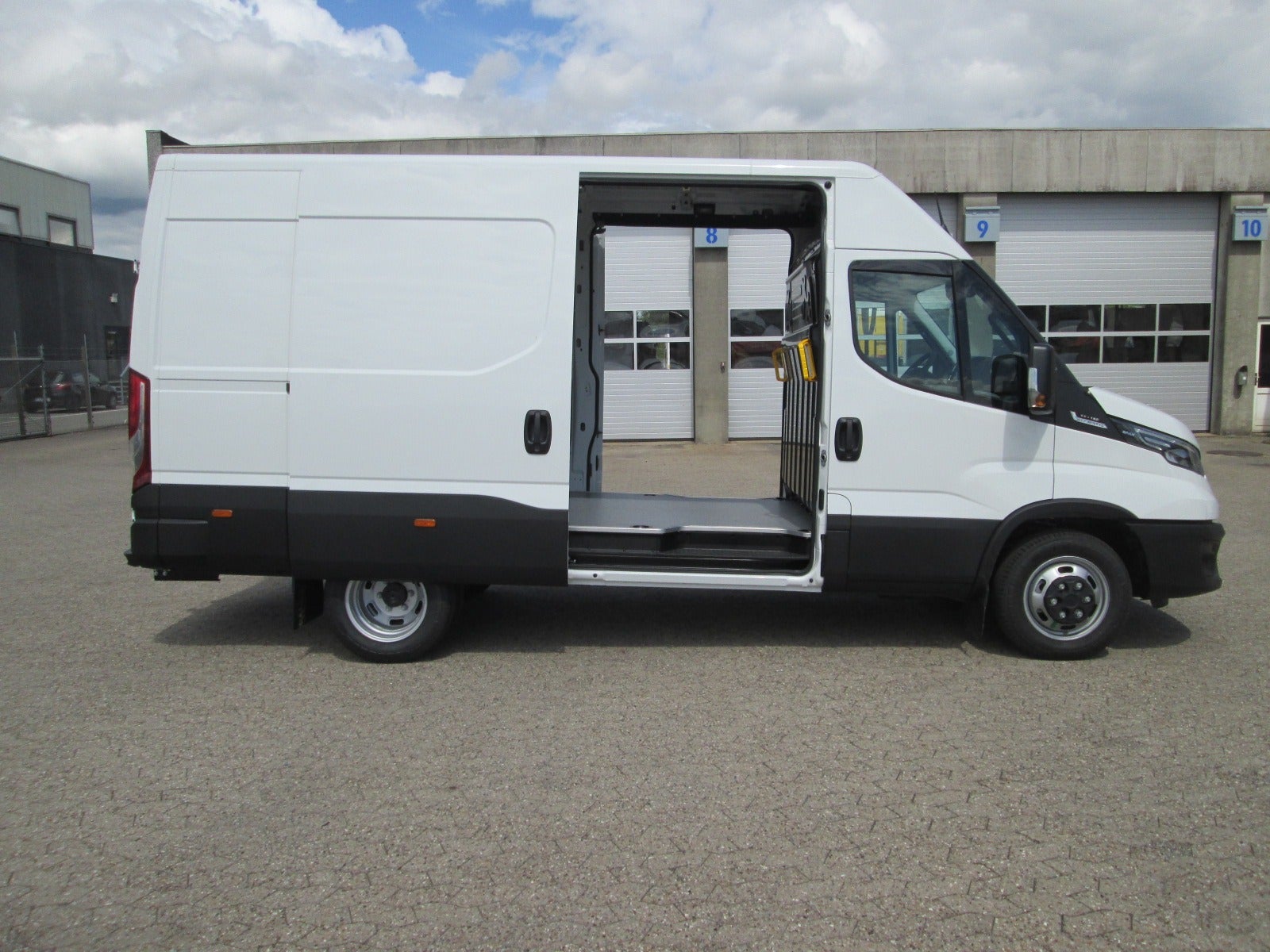 Billede af Iveco Daily 3,0 35C18 12m³ Van AG8