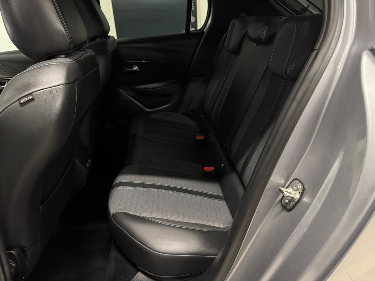 Peugeot 208 PureTech 100 Platin Sport Peugeot 208 PureTech 100 Platin Sport