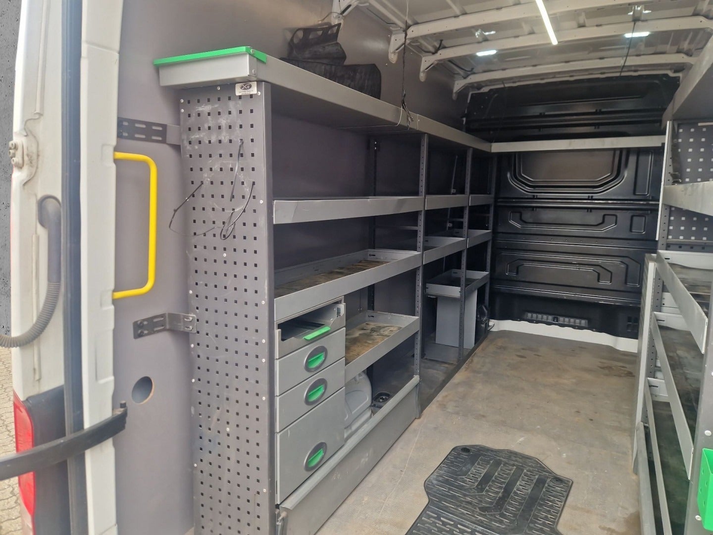 Billede af VW Crafter 35 2,0 TDi 177 Kassevogn L3H2 aut.