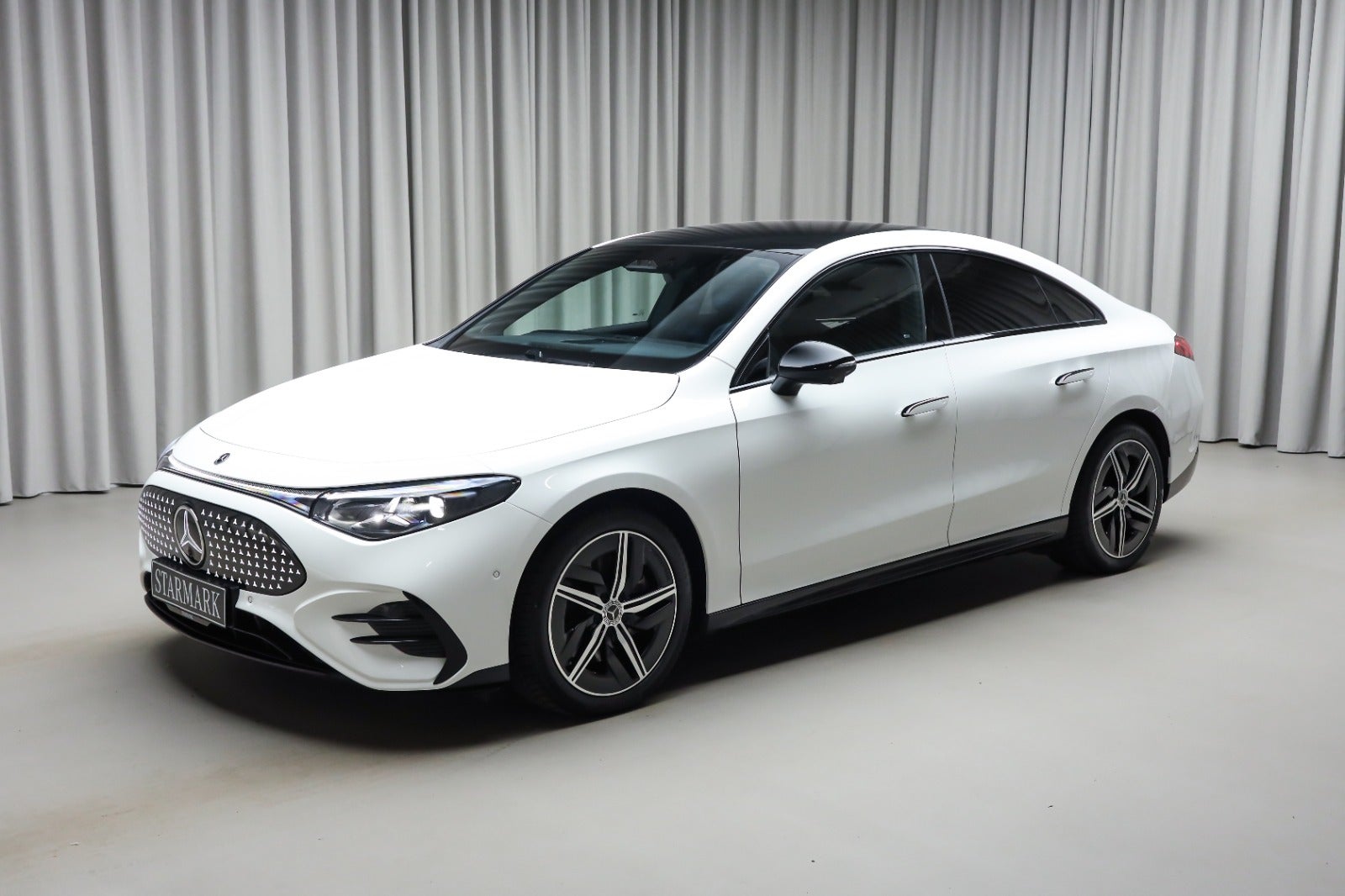 Mercedes-Benz CLA 350 (1/8)
