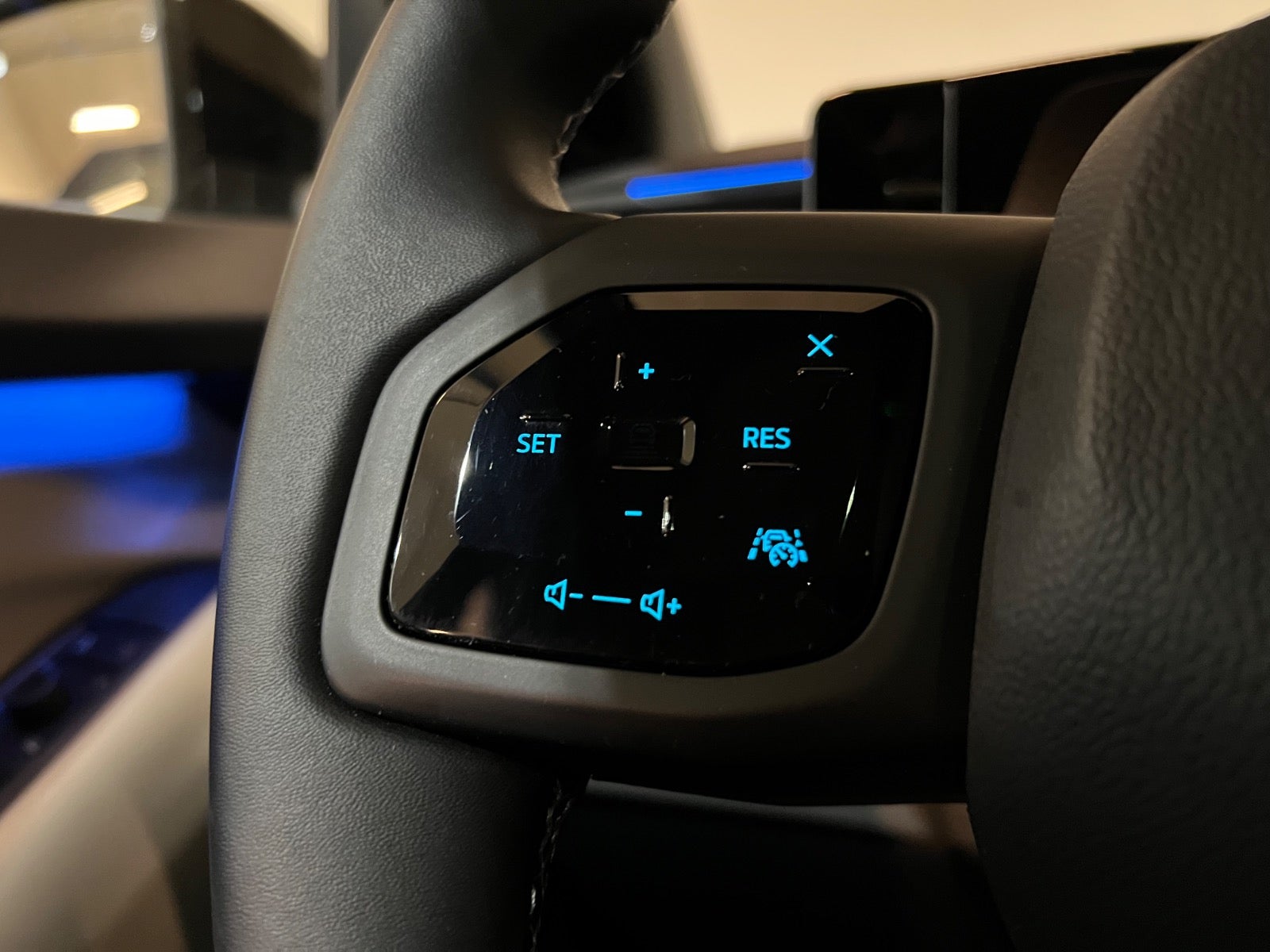 Ford Explorer Premium Extended Range