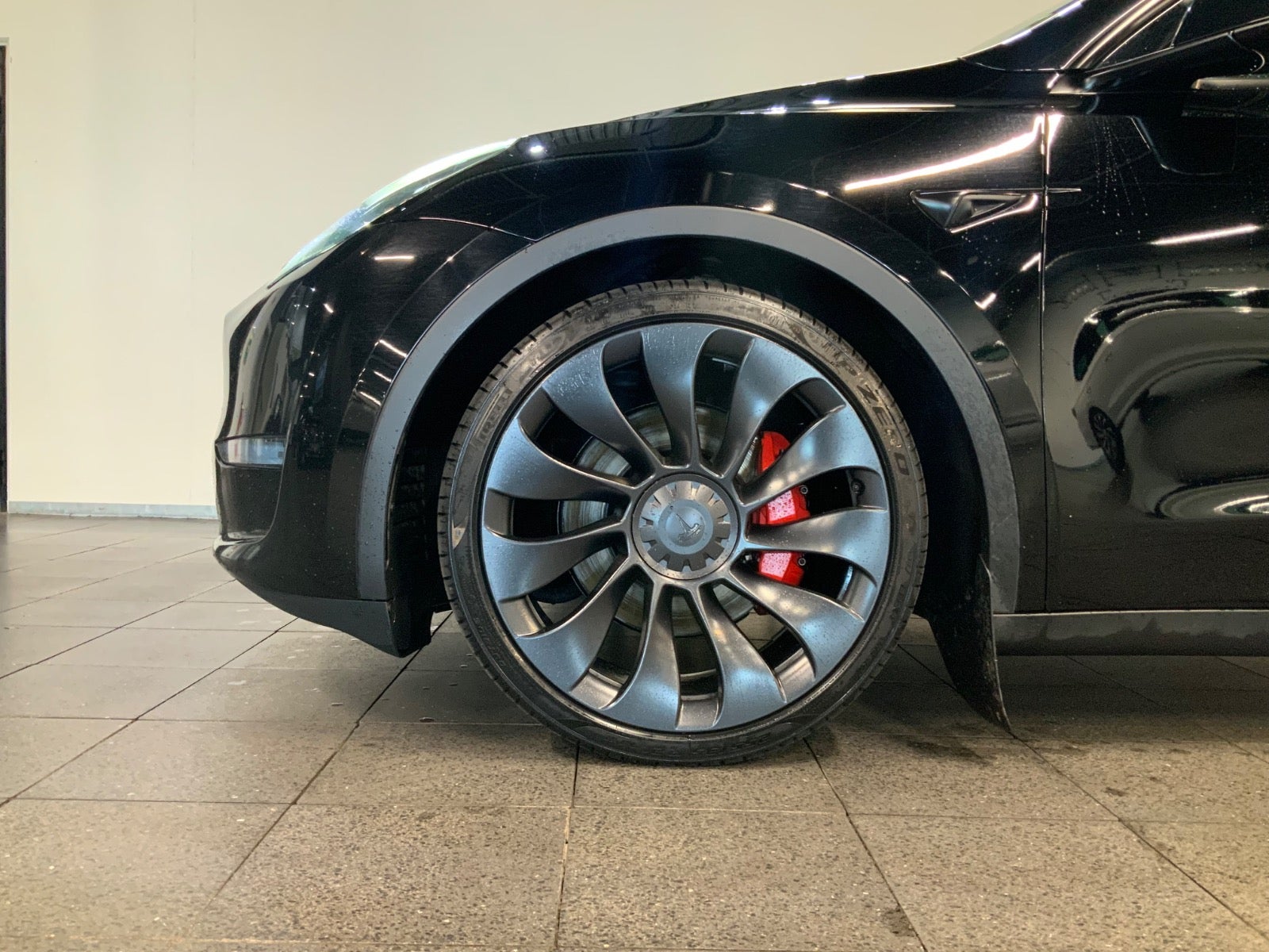Tesla Model Y (3/8)