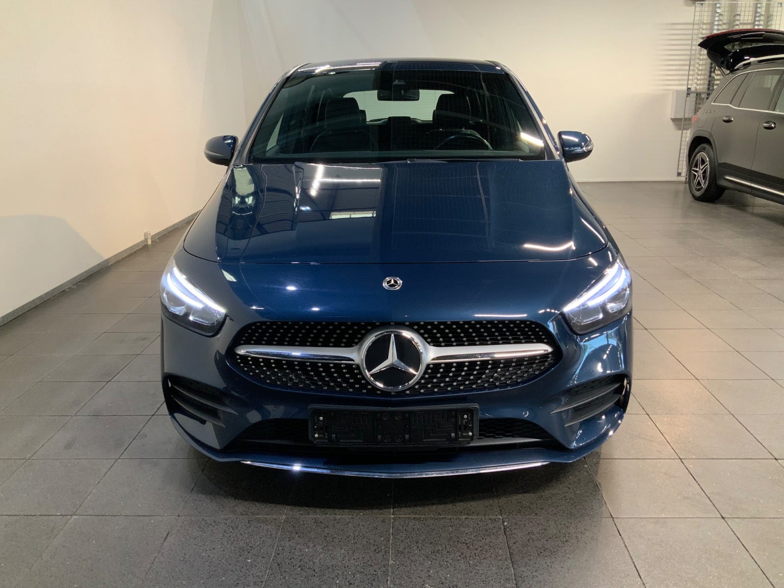 Mercedes-Benz B 200 (2/8)