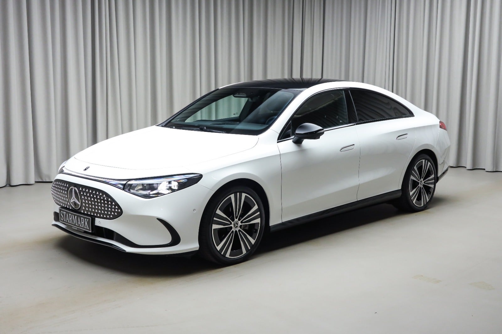Mercedes-Benz CLA 350 (1/8)