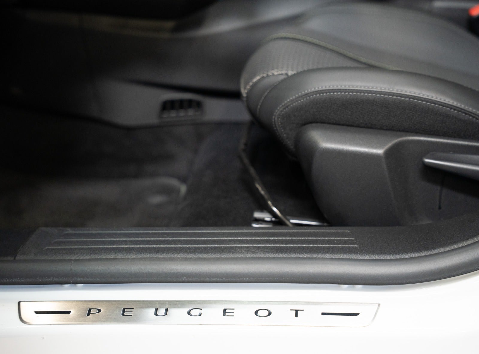 Billede af Peugeot e-2008 50 GT Sky