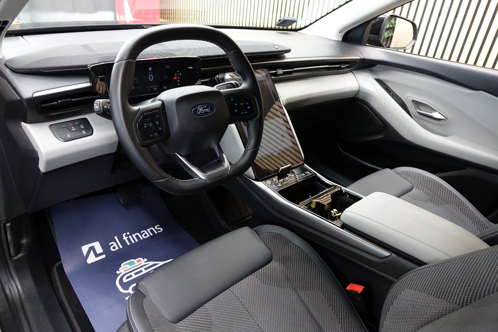 Ford Explorer Select Extended Range