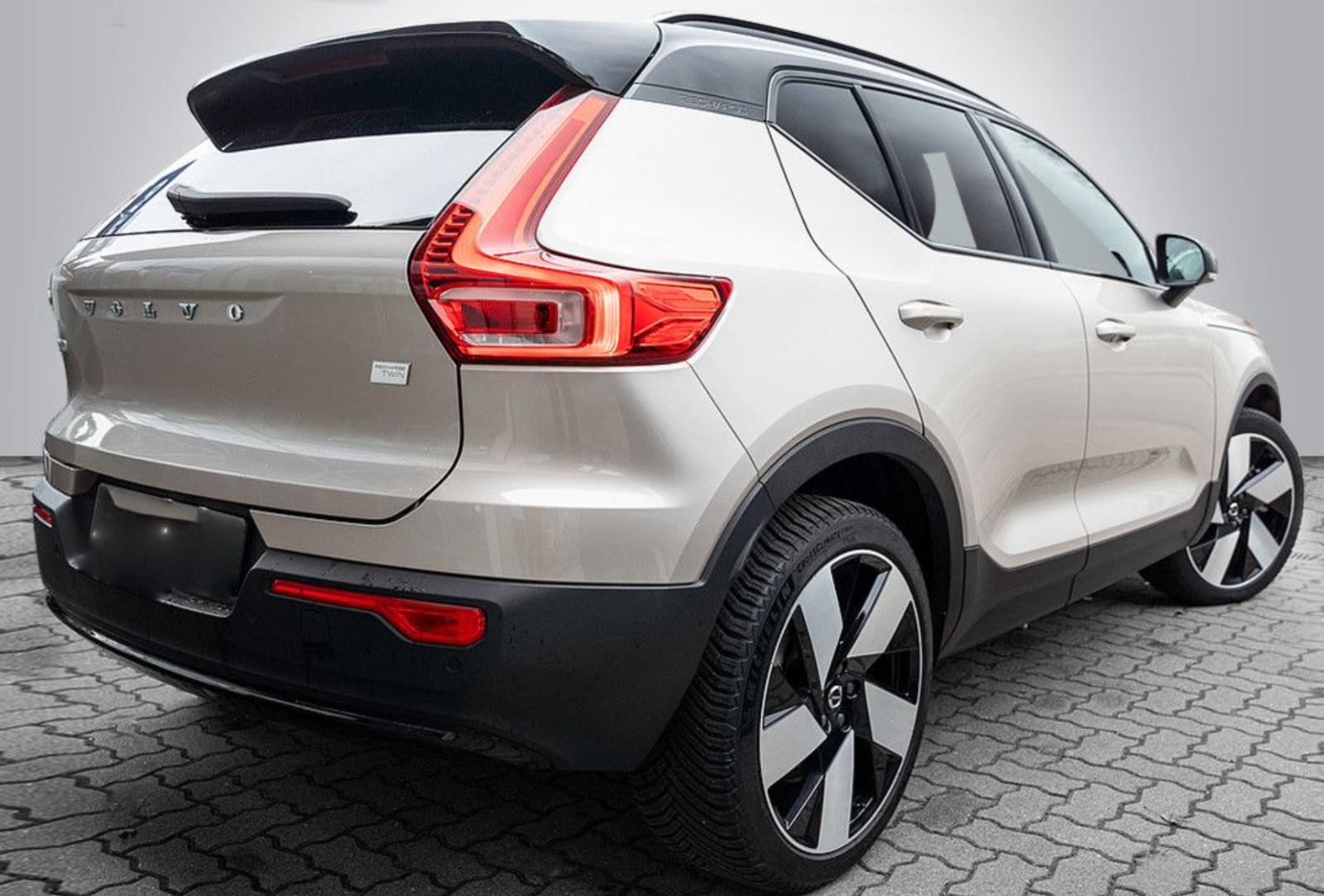 Volvo XC40 2424