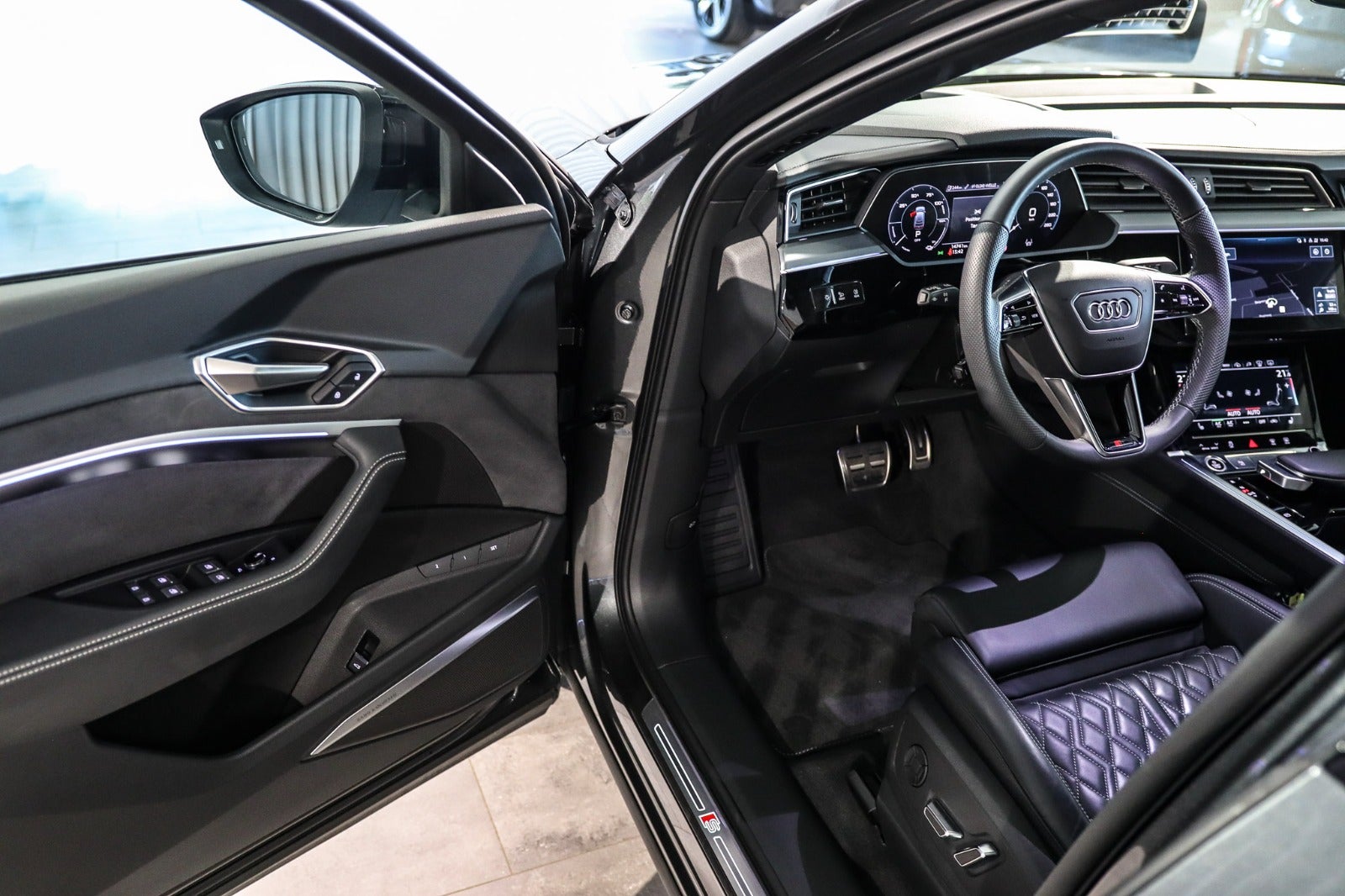 Billede af Audi Q8 e-tron 55 S-line Sportback quattro