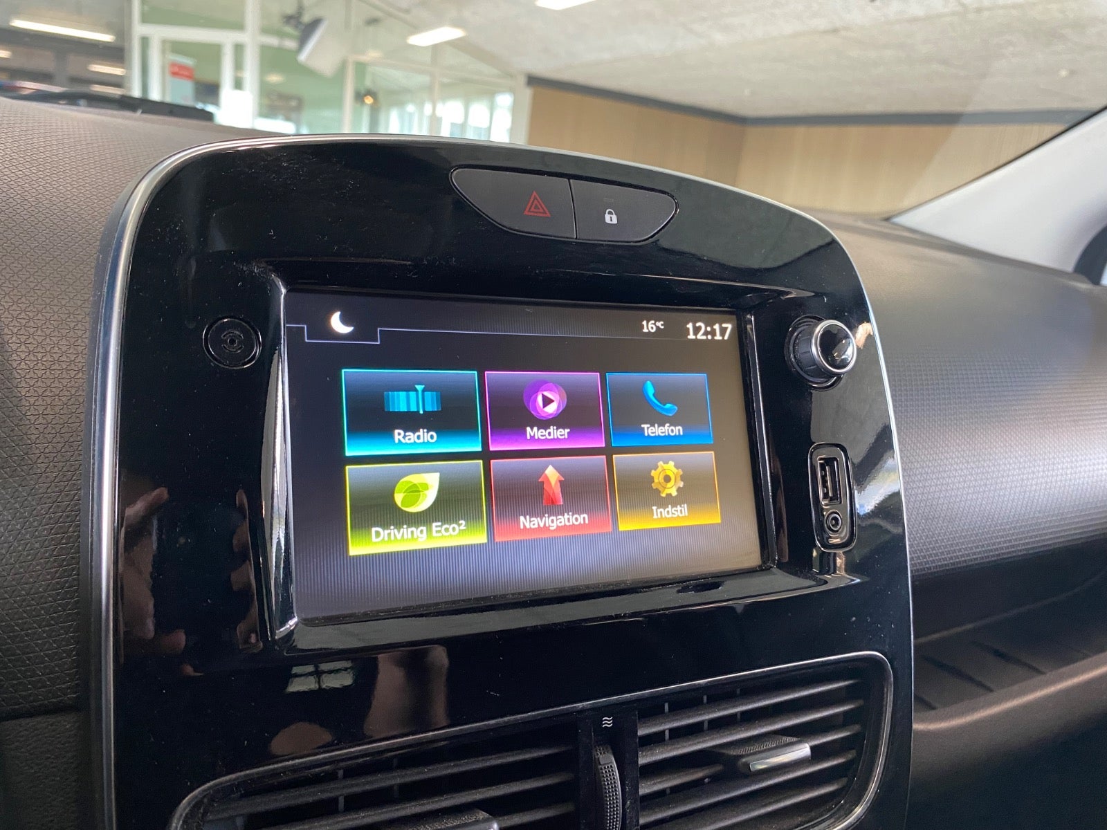 Renault Clio IV TCe 90 Zen Sport Tourer – 15