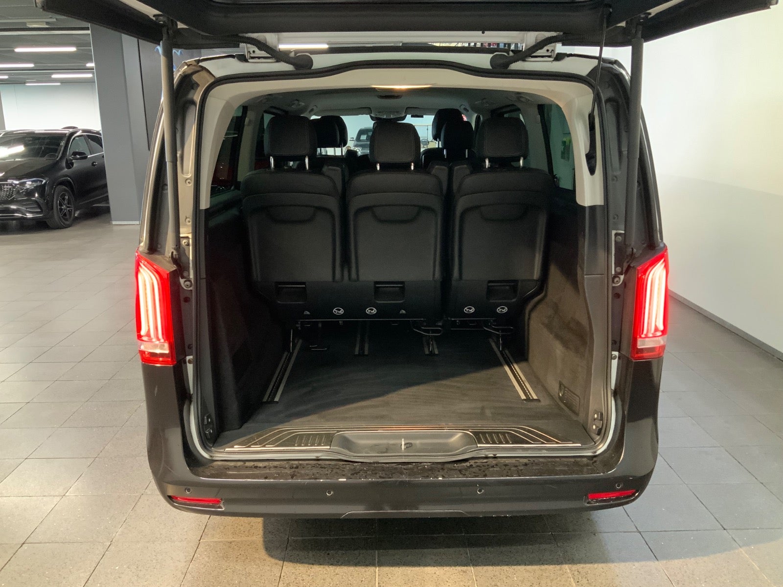 Mercedes-Benz EQV 300 (6/8)