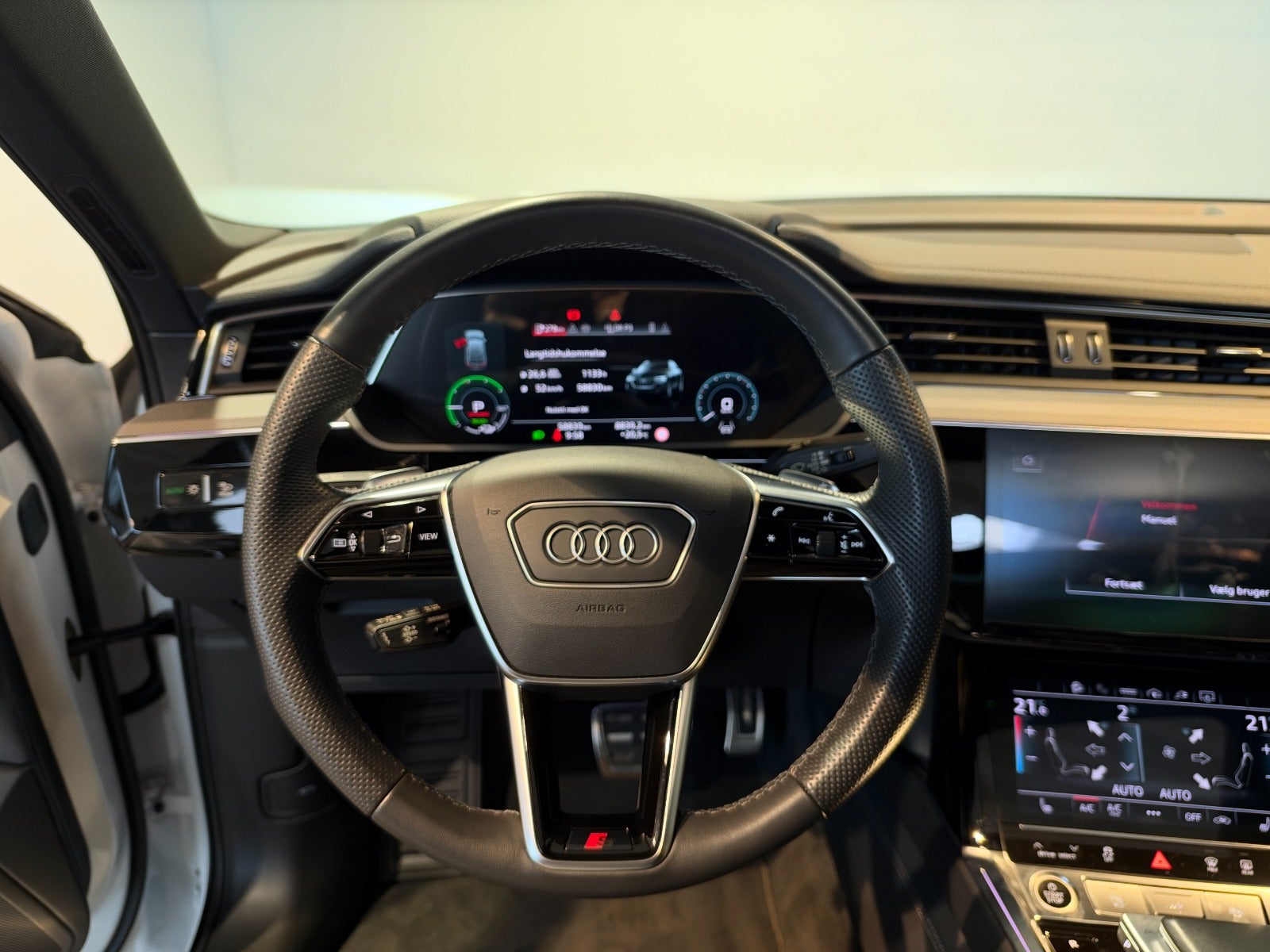 Audi Q8 e-tron 55 S-line Sportback quattro 5d - 13