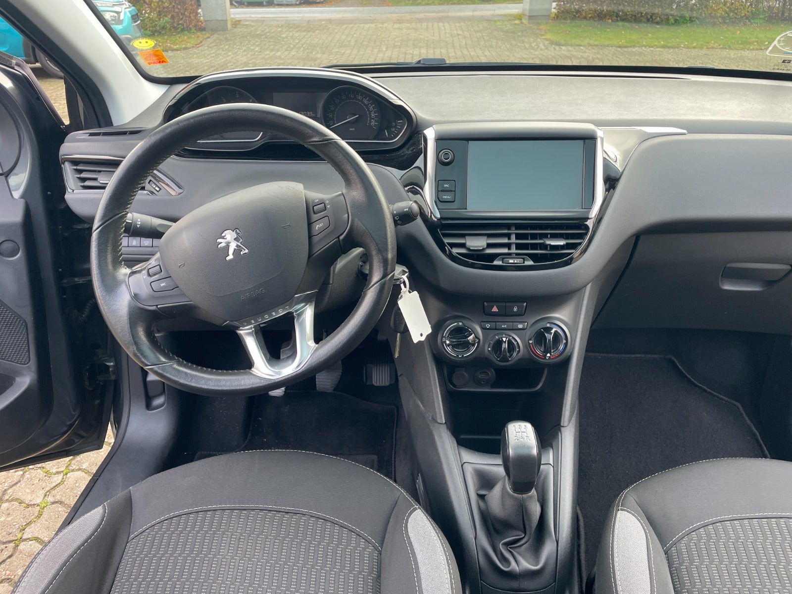 Peugeot 208 BlueHDi 100 Sky Winter Edition