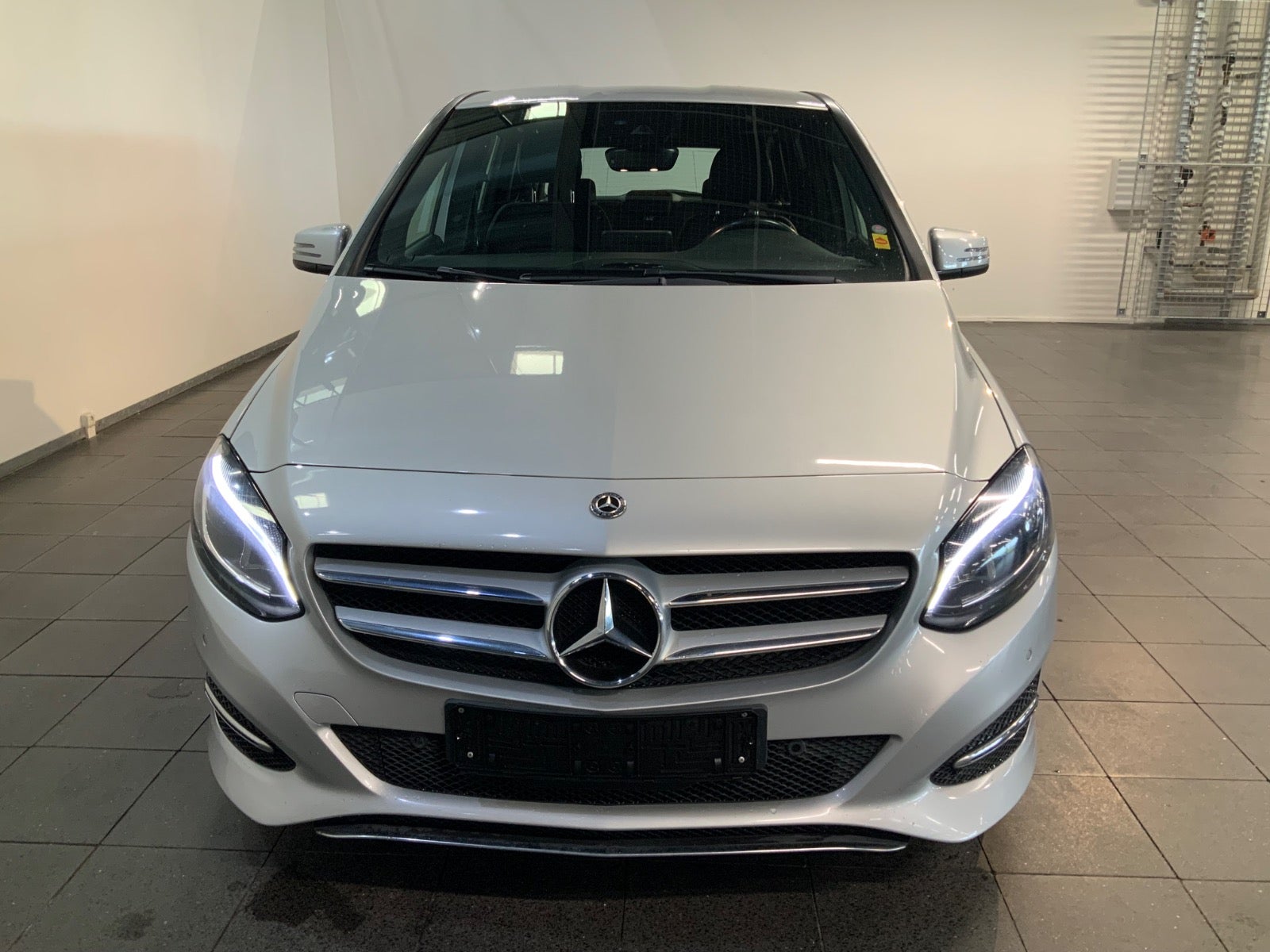 Mercedes-Benz B 200 d (2/8)