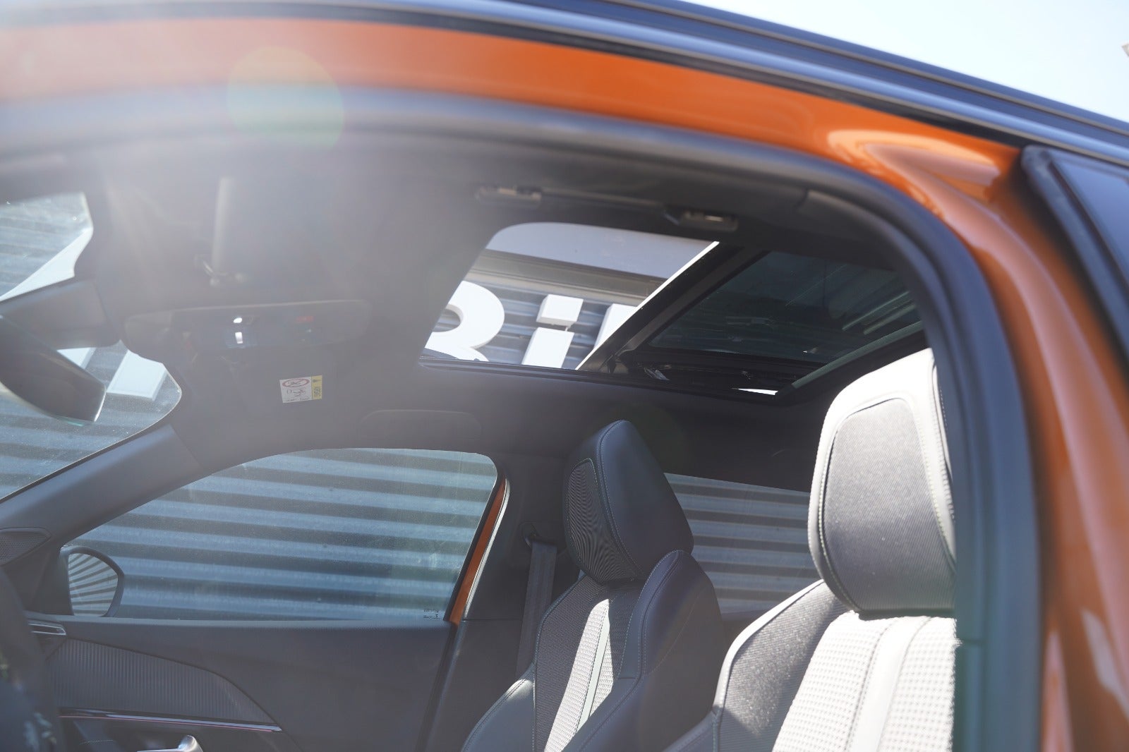 Billede af Peugeot e-2008 50 GT Sky