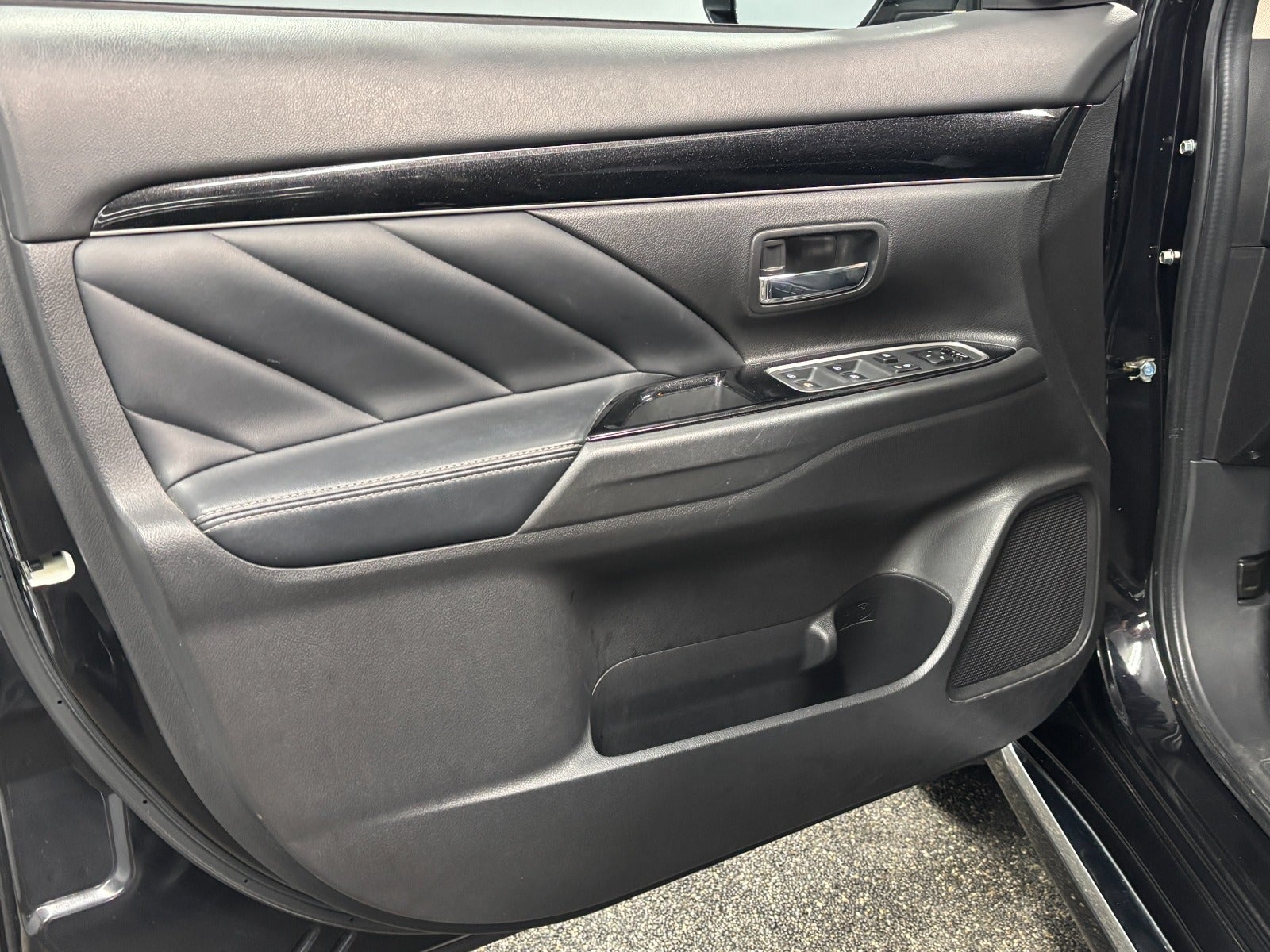 Billede af Mitsubishi Outlander 2,4 PHEV Intense CVT 4WD