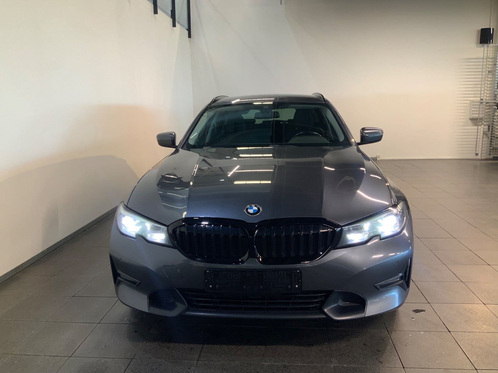 BMW 330e (2/8)