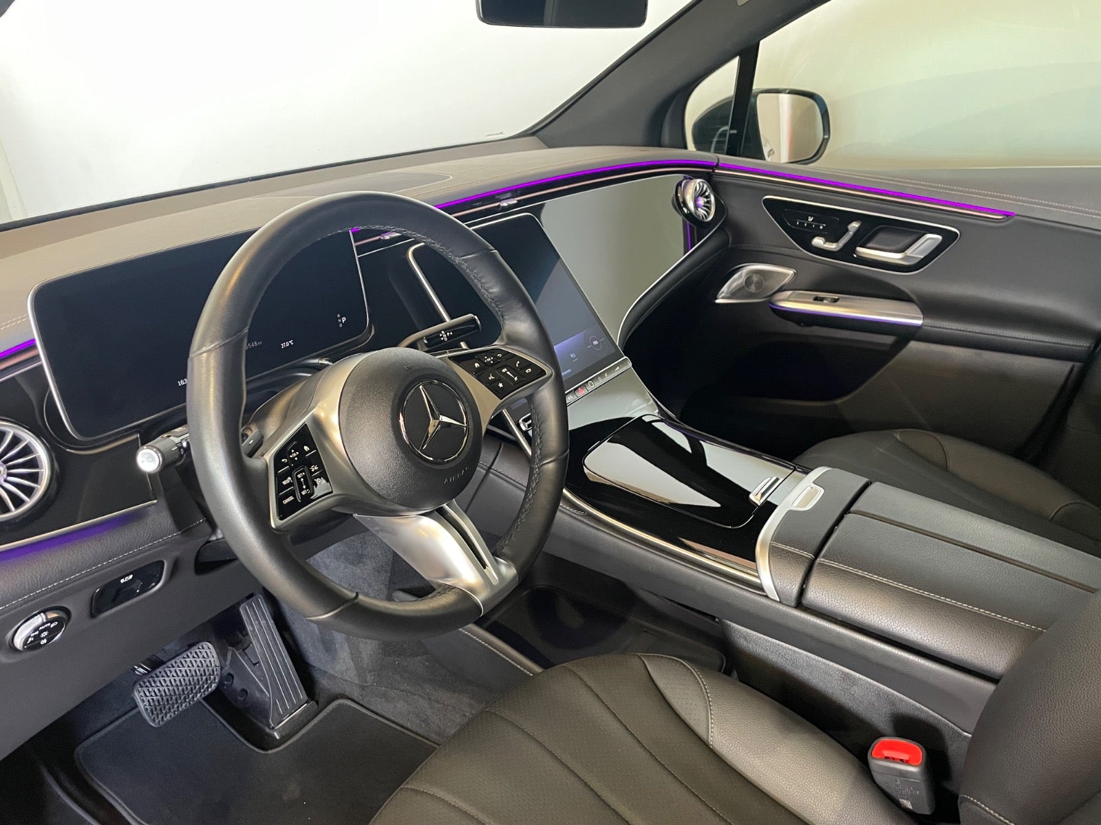 Mercedes EQE300 SUV Electric Art Van