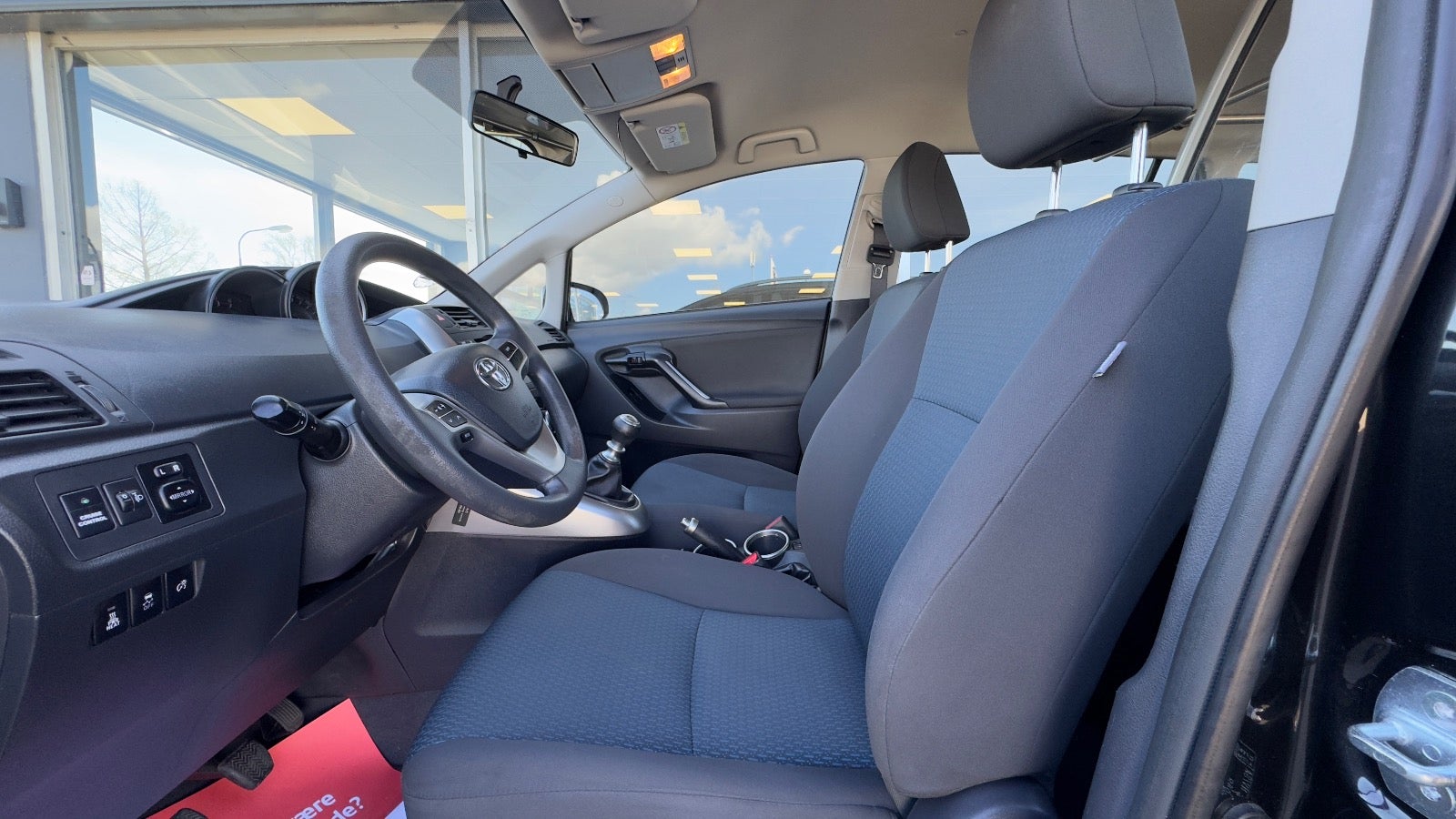 Toyota Sportsvan 2015