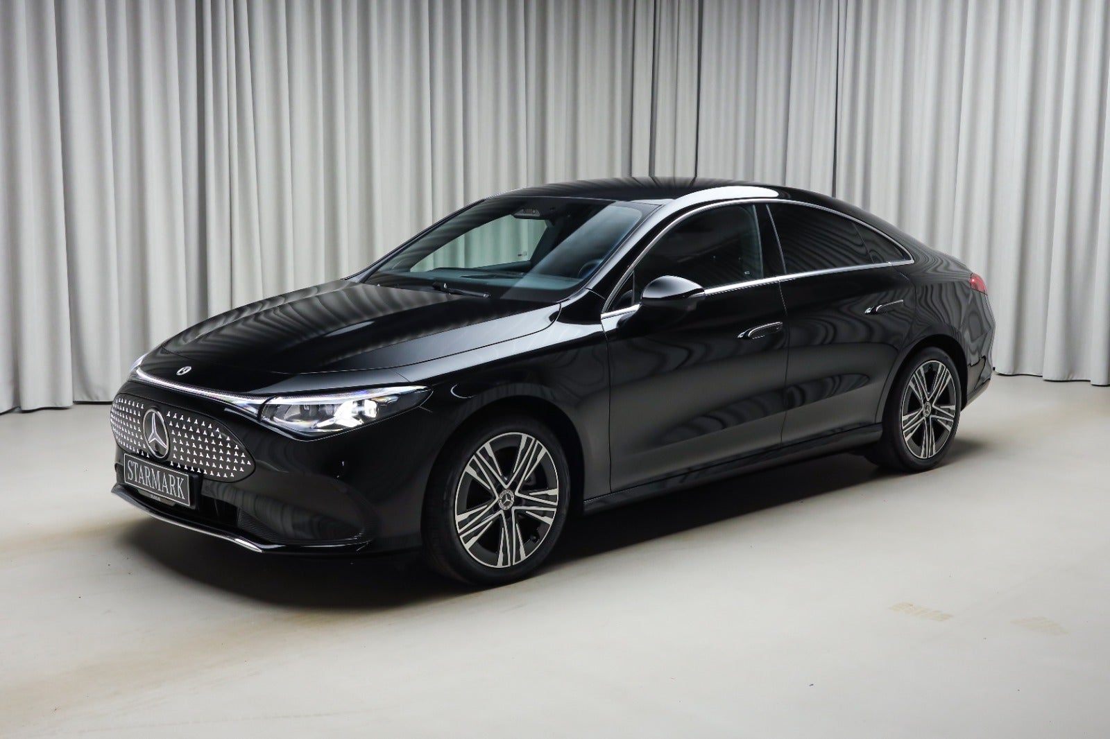 Mercedes-Benz CLA 200 (1/8)