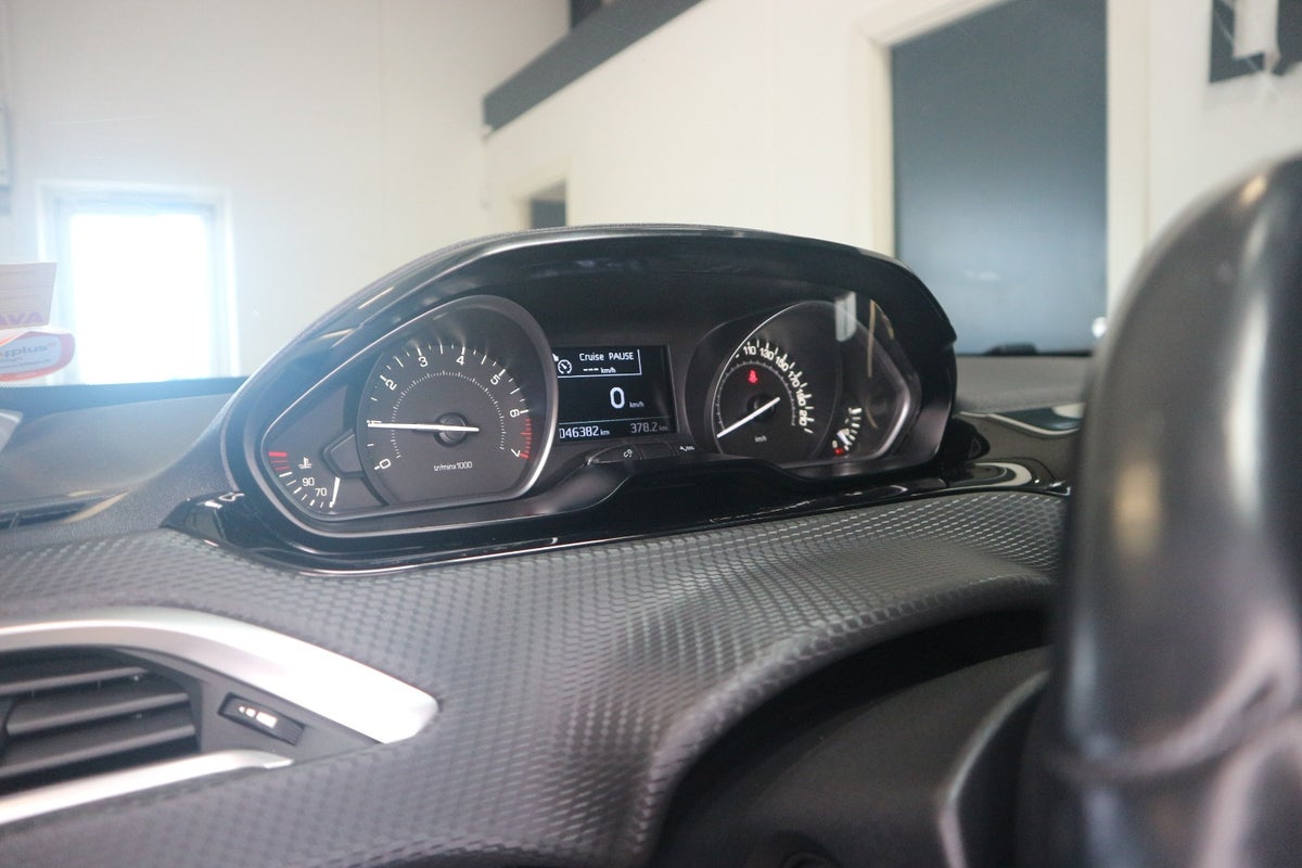 Peugeot 208 PureTech 82 Allure Sky