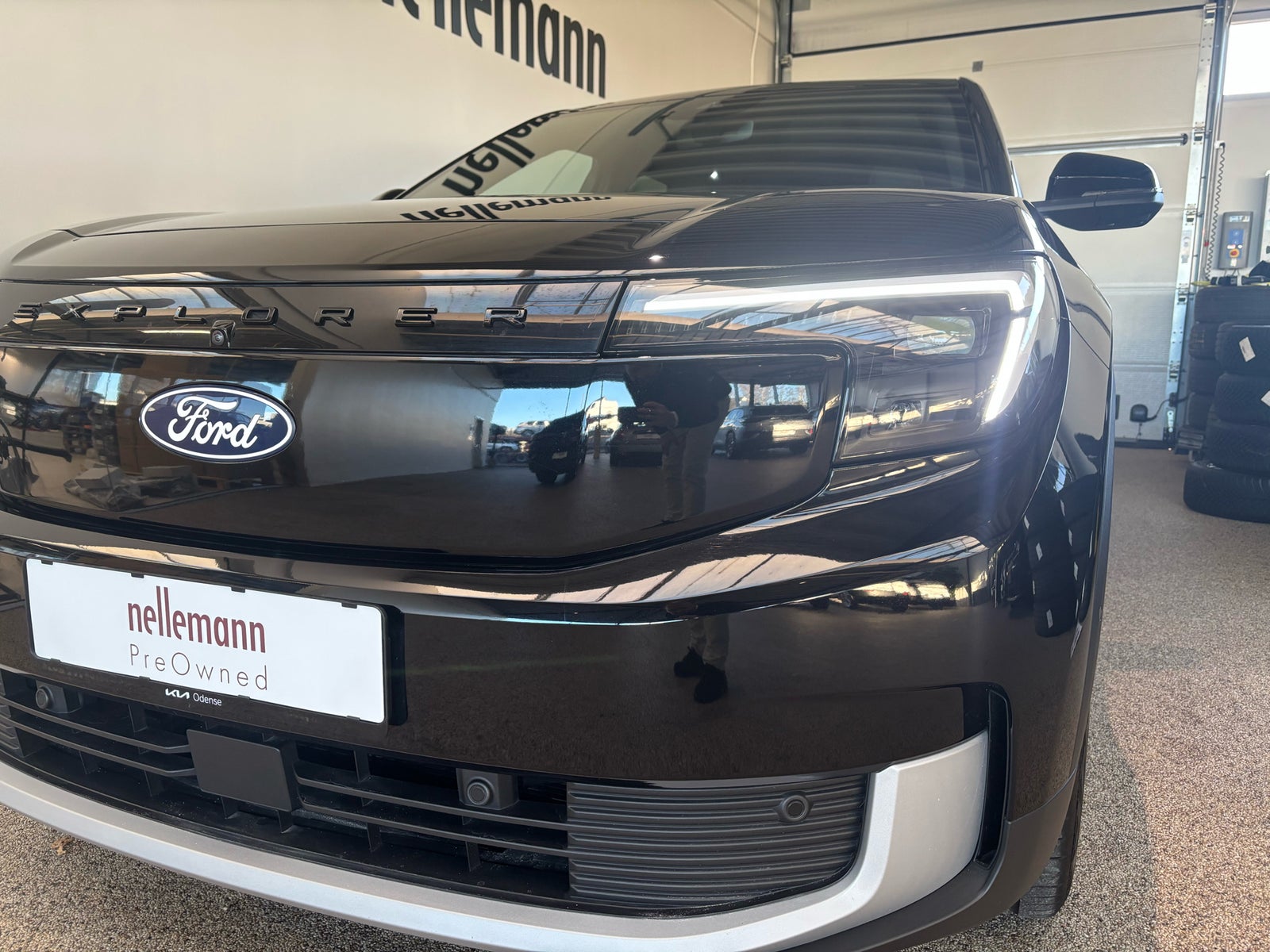 Ford Explorer Premium Extended Range