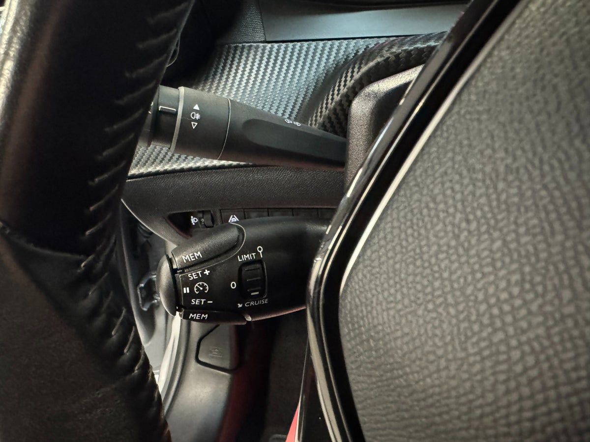 Peugeot 208 PureTech 100 Evolution Peugeot 208 PureTech 100 Evolution