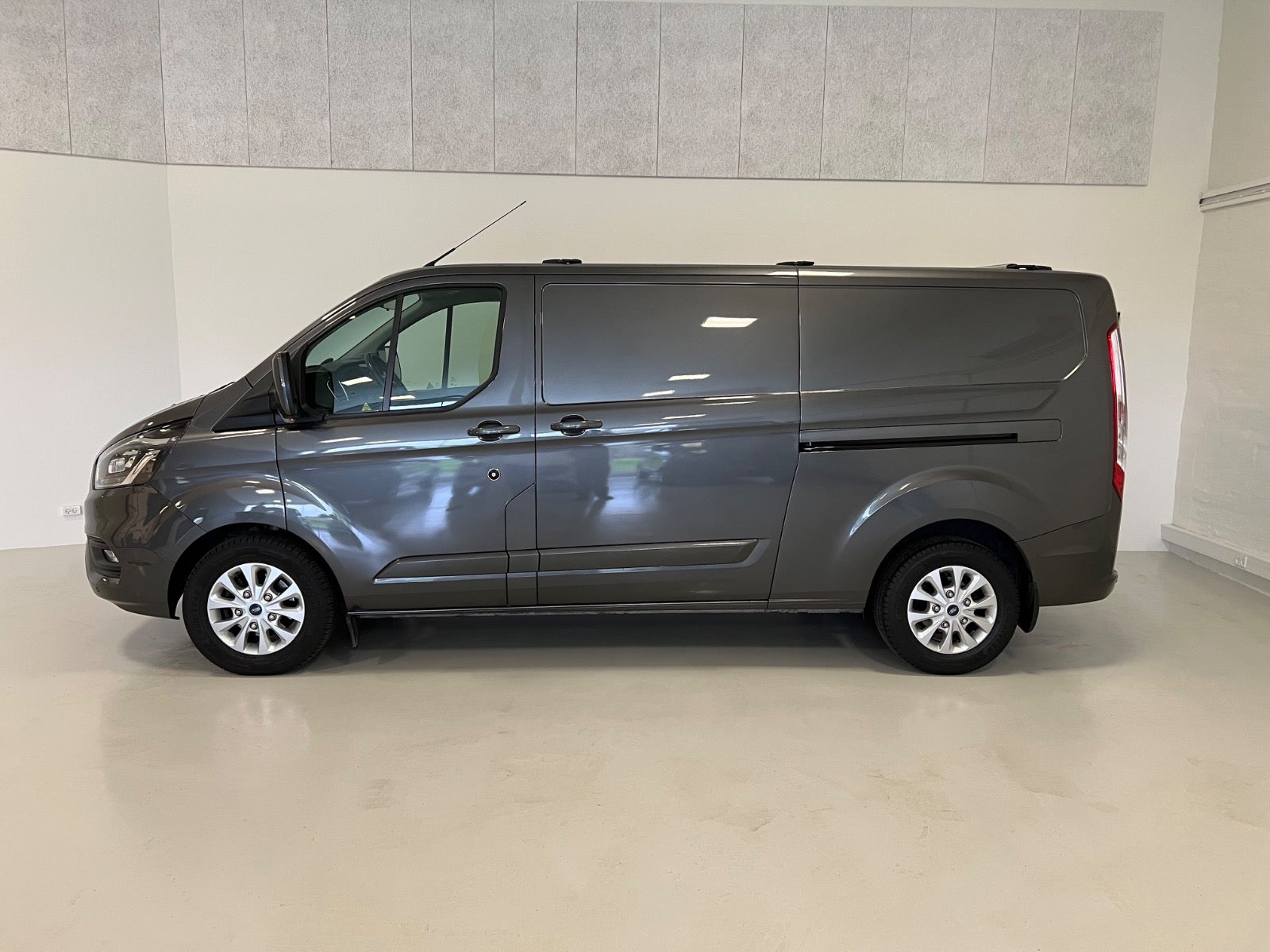 Billede af Ford Transit Custom 320L 2,0 TDCi 170 Limited aut.
