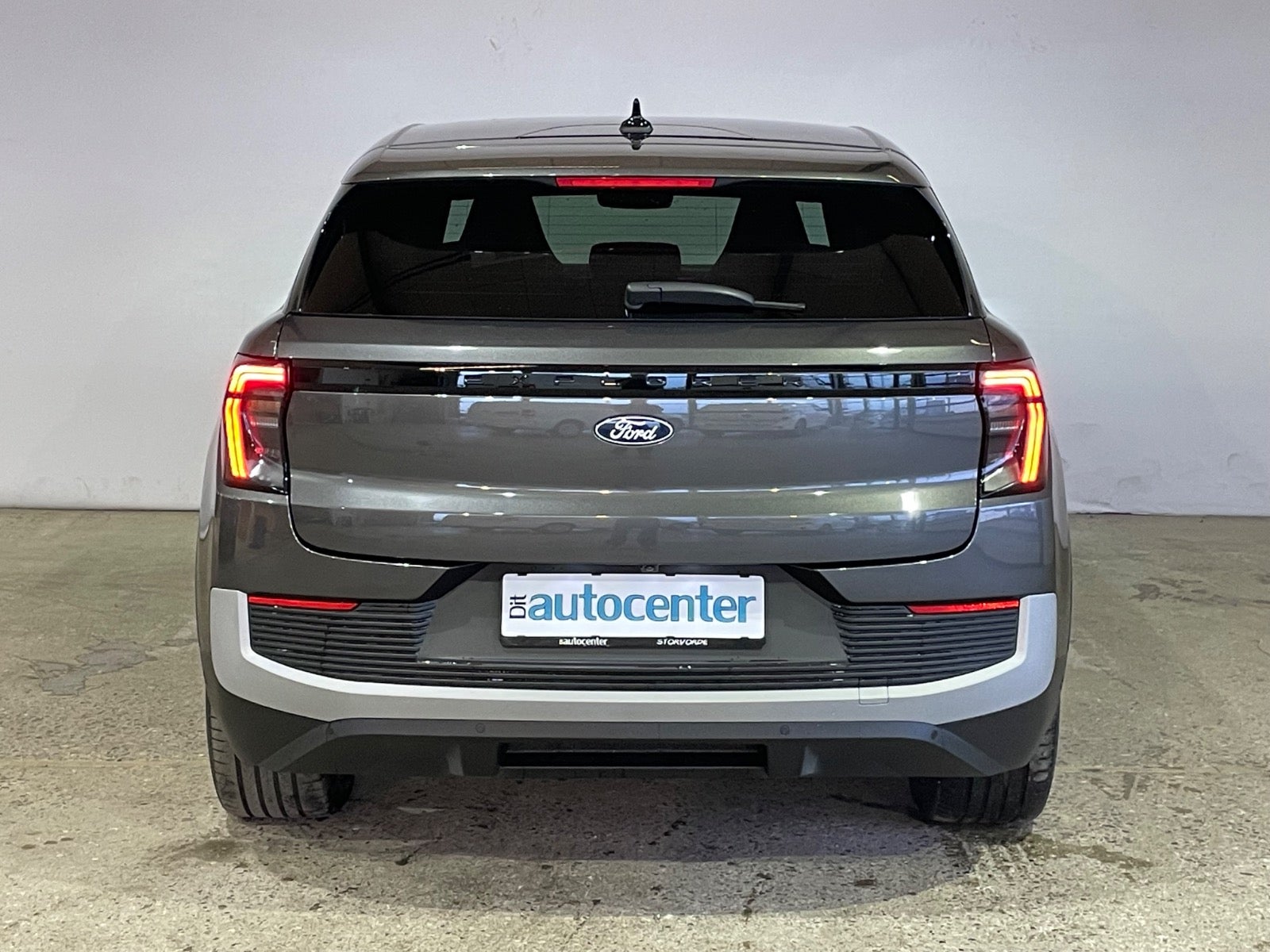 Ford Explorer Premium Extended Range