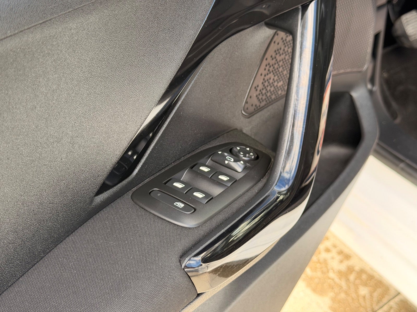 Billede af Peugeot 208 1,2 PureTech 82 Signature Sky