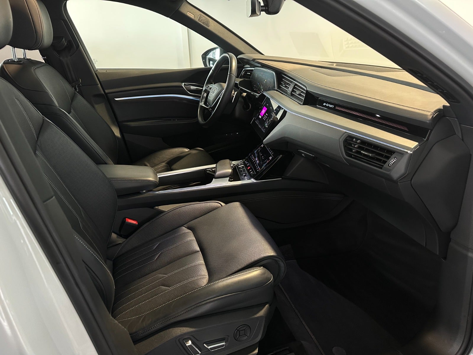 Audi Q8 e-tron 55 Sportback quattro 5d - 6