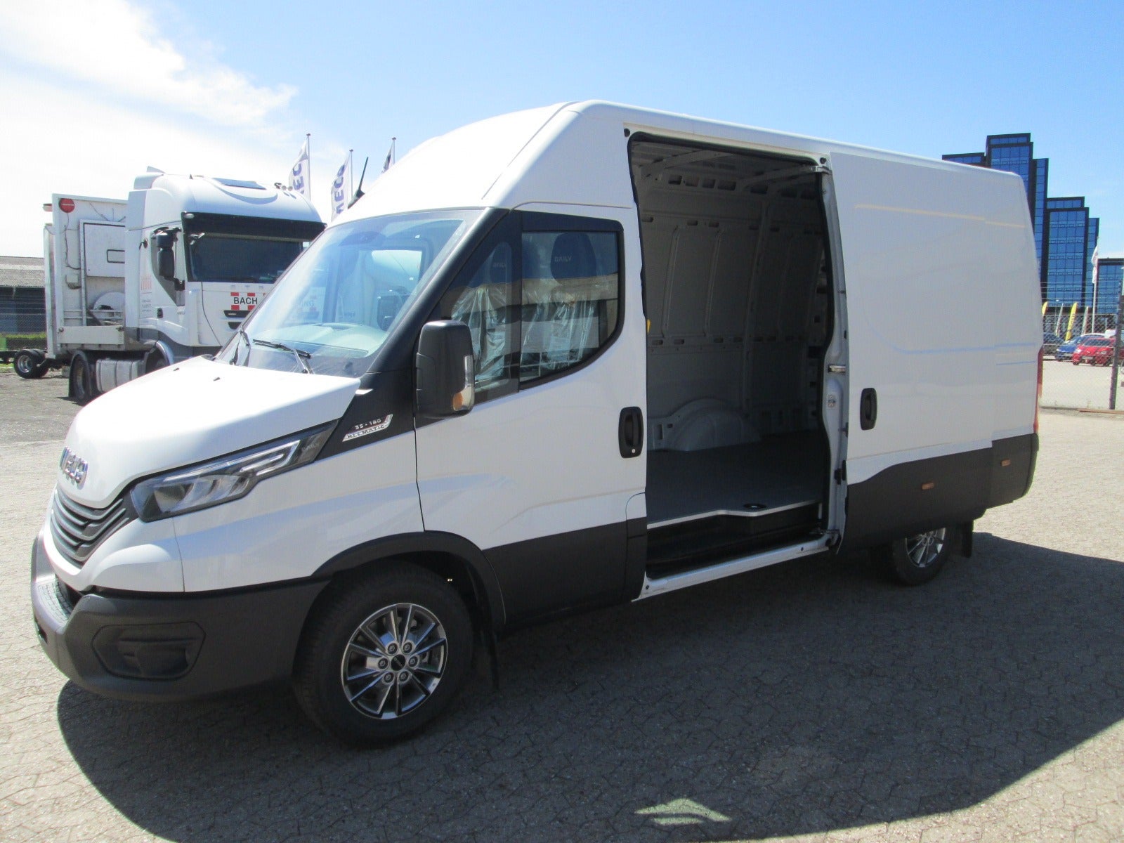 Billede af Iveco Daily 3,0 35S18 12m³ Van AG8