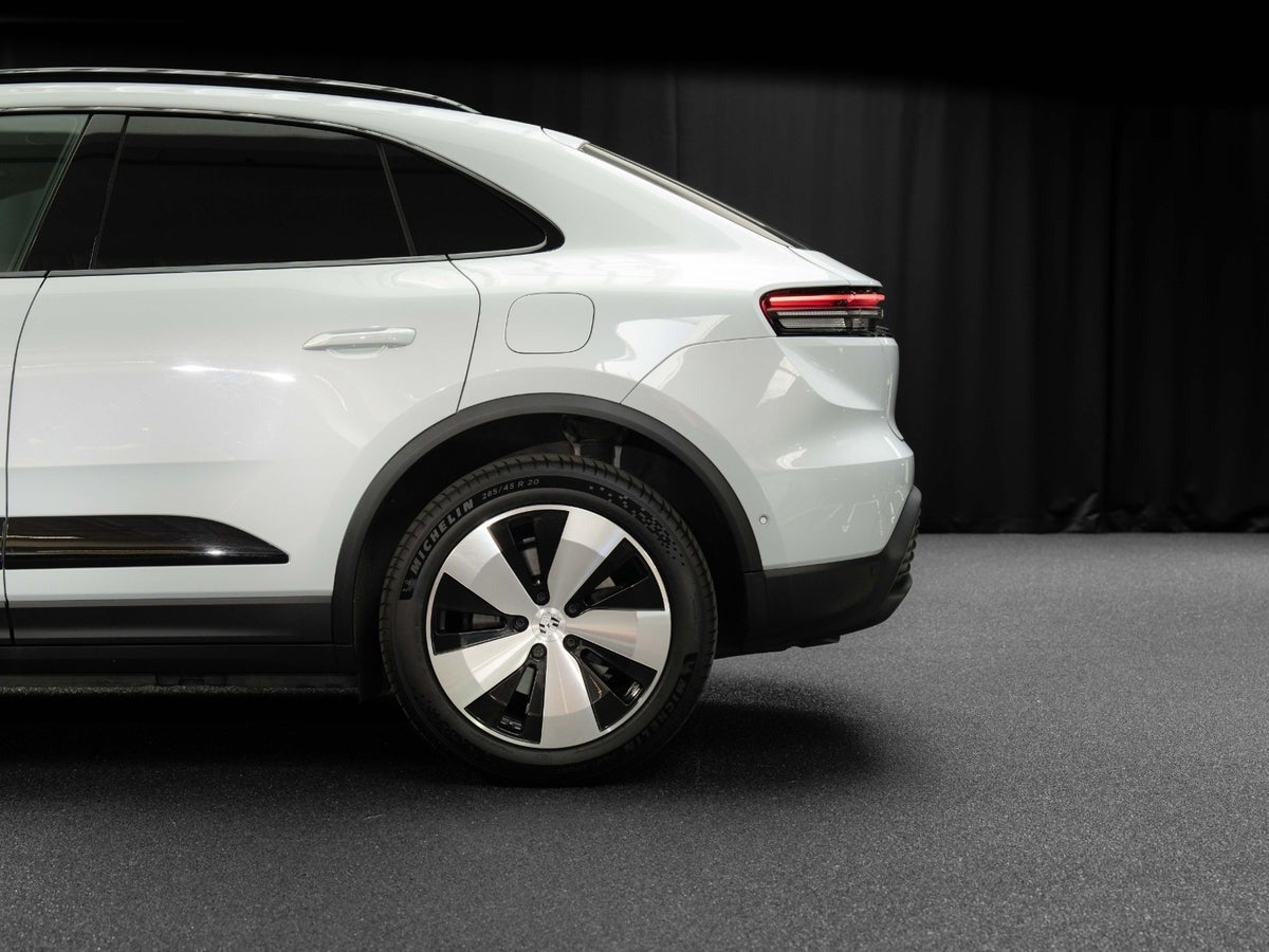 Gallery image 6 of 18