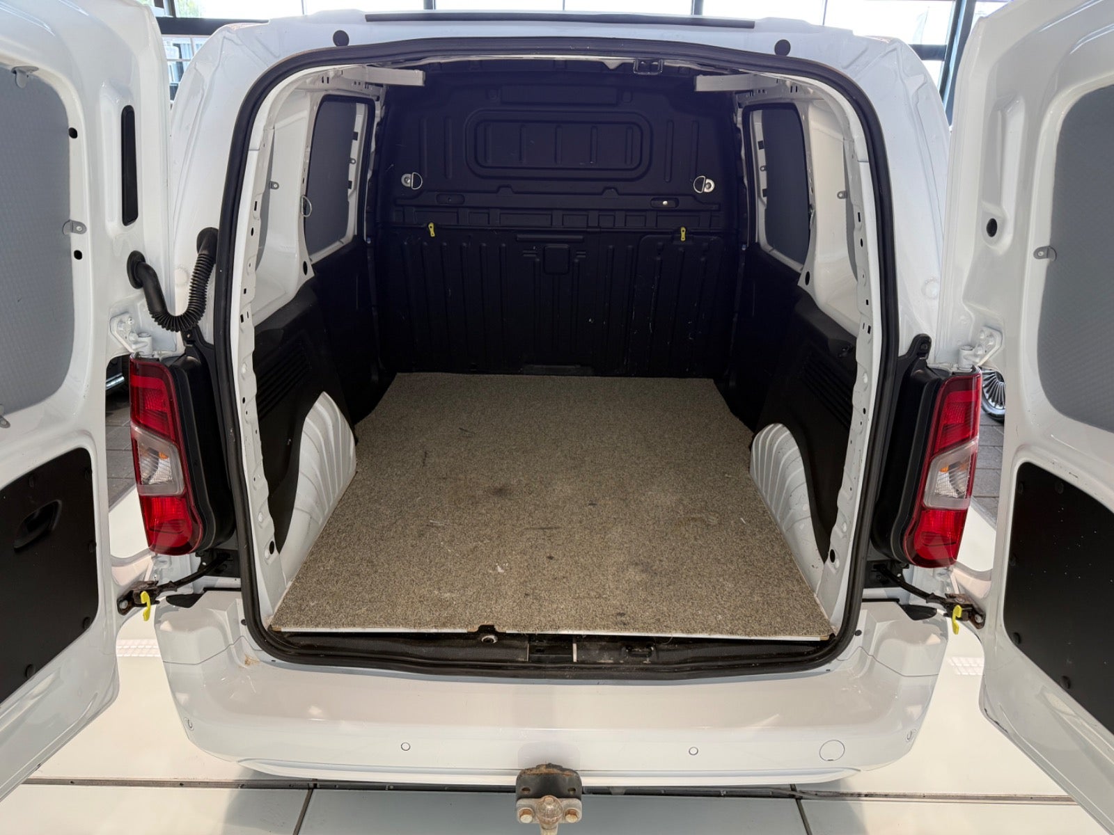 Billede af Peugeot Partner 1,5 BlueHDi 130 L1V1 Plus EAT8 Van