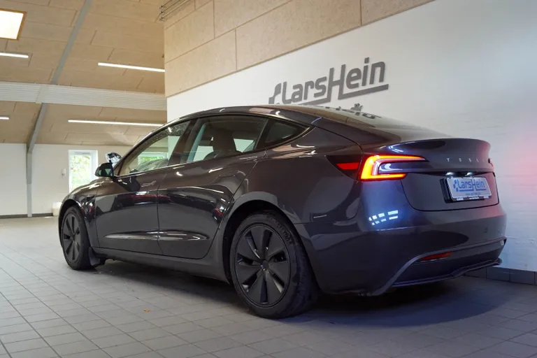 Tesla Model 3 RWD