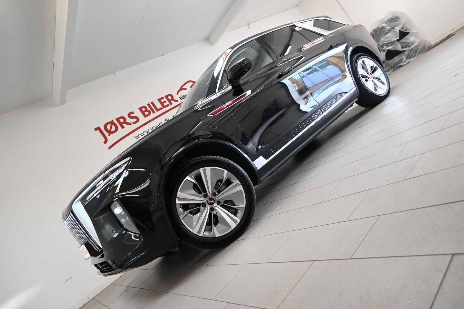 Hongqi E-HS9 Exclusive