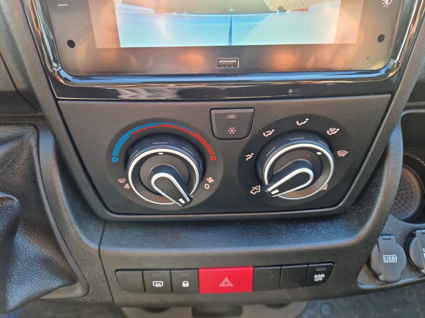 Billede af Citroën Jumper 33 2,2 BlueHDi 140 L3H2 MasterLine
