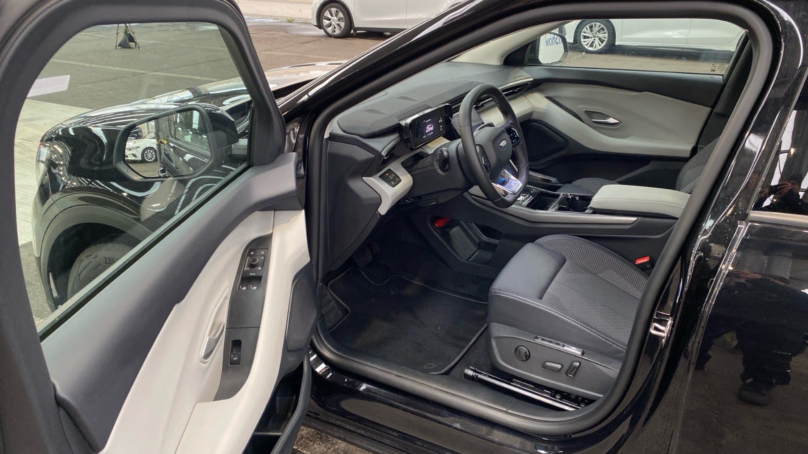 Ford Explorer Select Extended Range