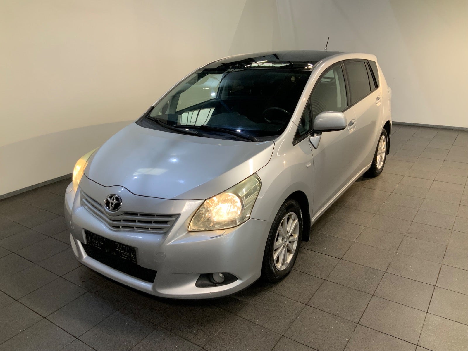 Toyota Verso (1/8)