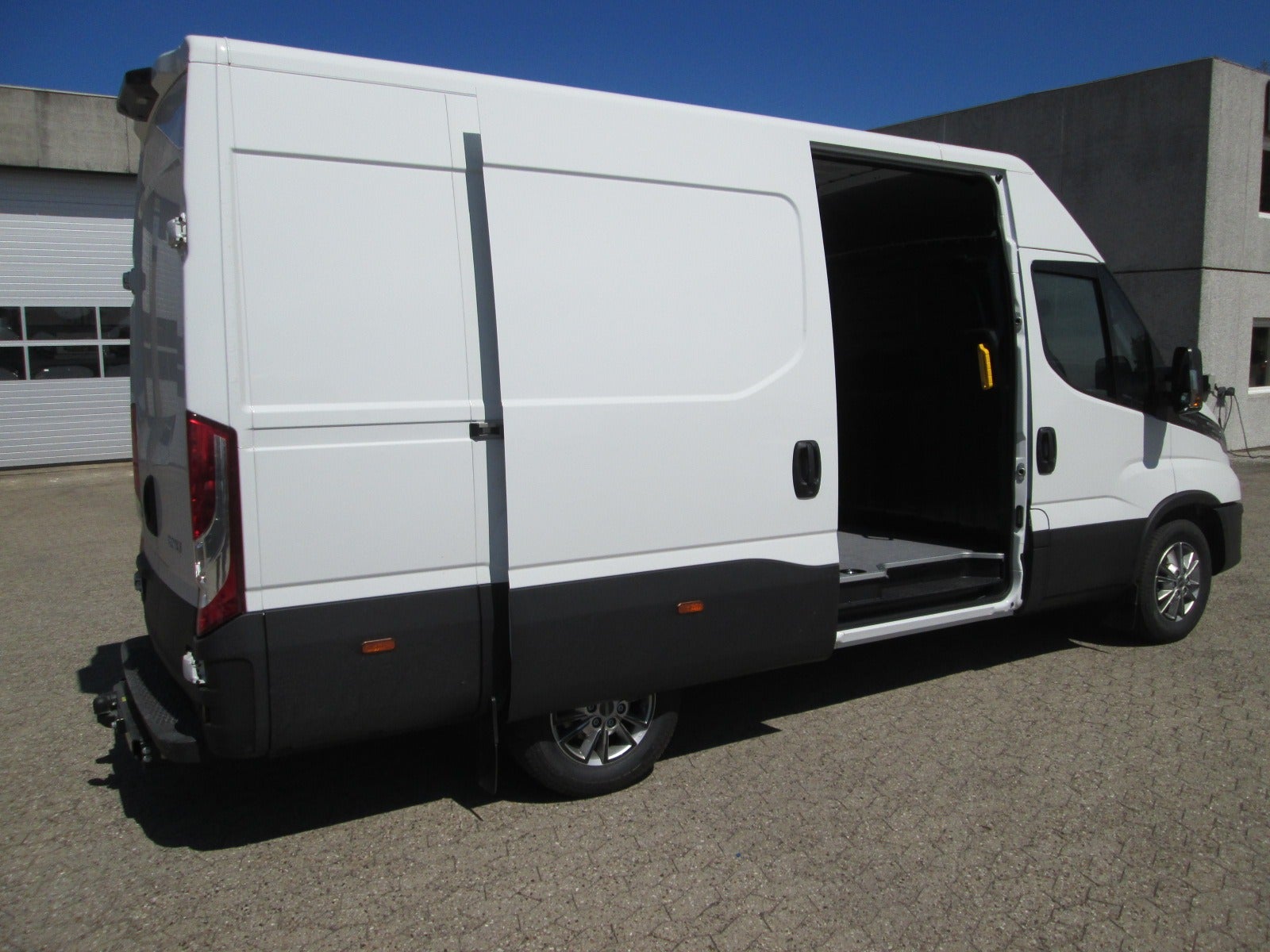 Billede af Iveco Daily 3,0 35S18 12m³ Van AG8