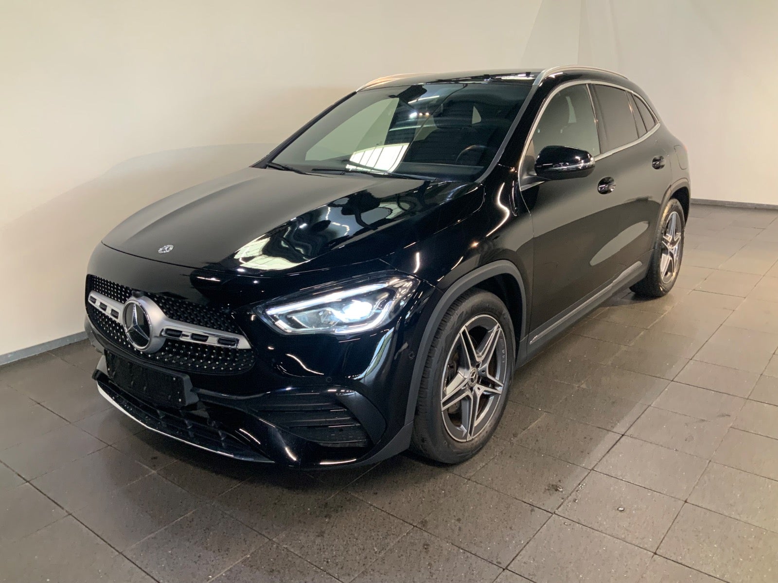 Mercedes-Benz GLA 200 (1/8)
