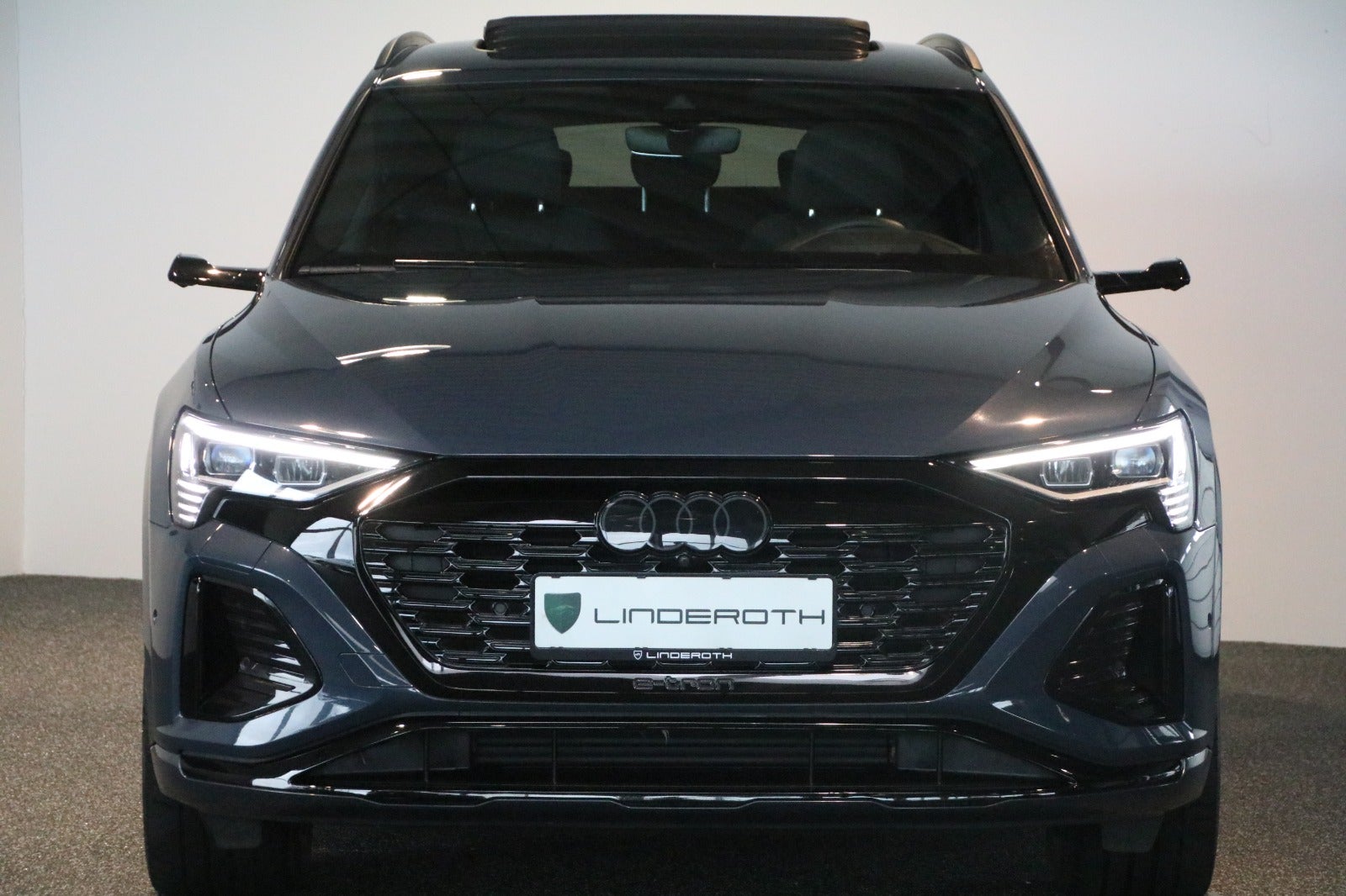 Audi Q8 e-tron 55 S-line quattro 5d - 3