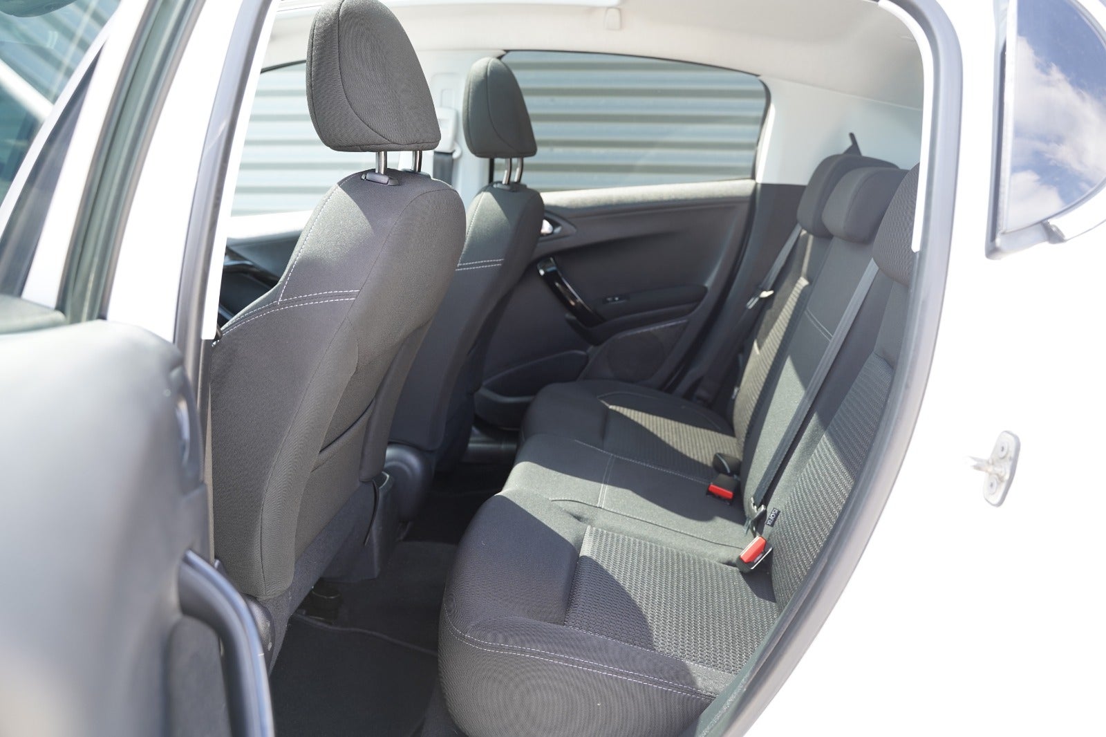 Billede af Peugeot 208 1,6 BlueHDi 100 Allure Sky