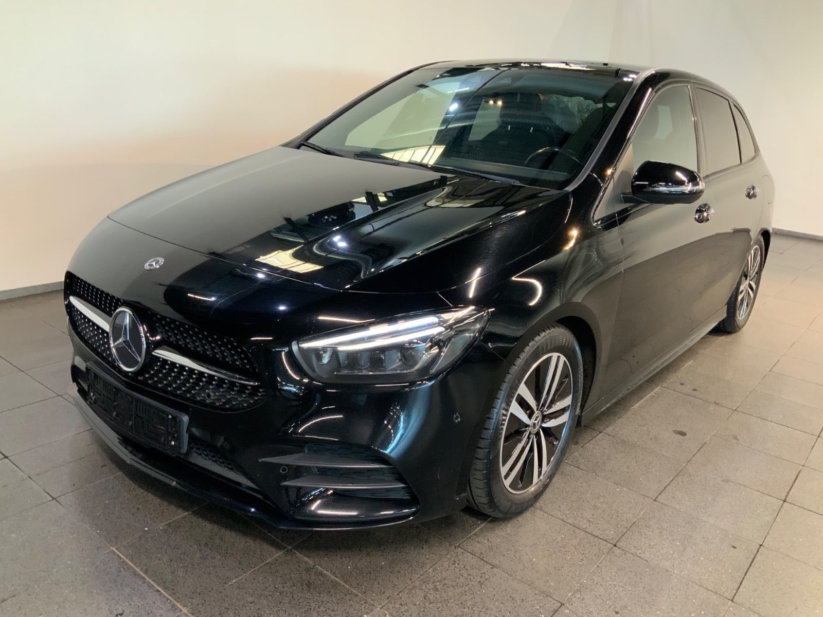 Mercedes-Benz B 200 (1/8)