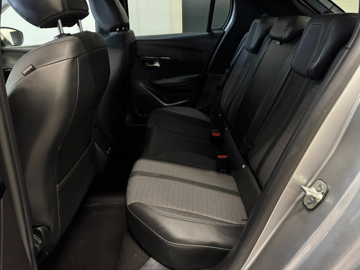 Peugeot 208 PureTech 100 Evolution Peugeot 208 PureTech 100 Evolution