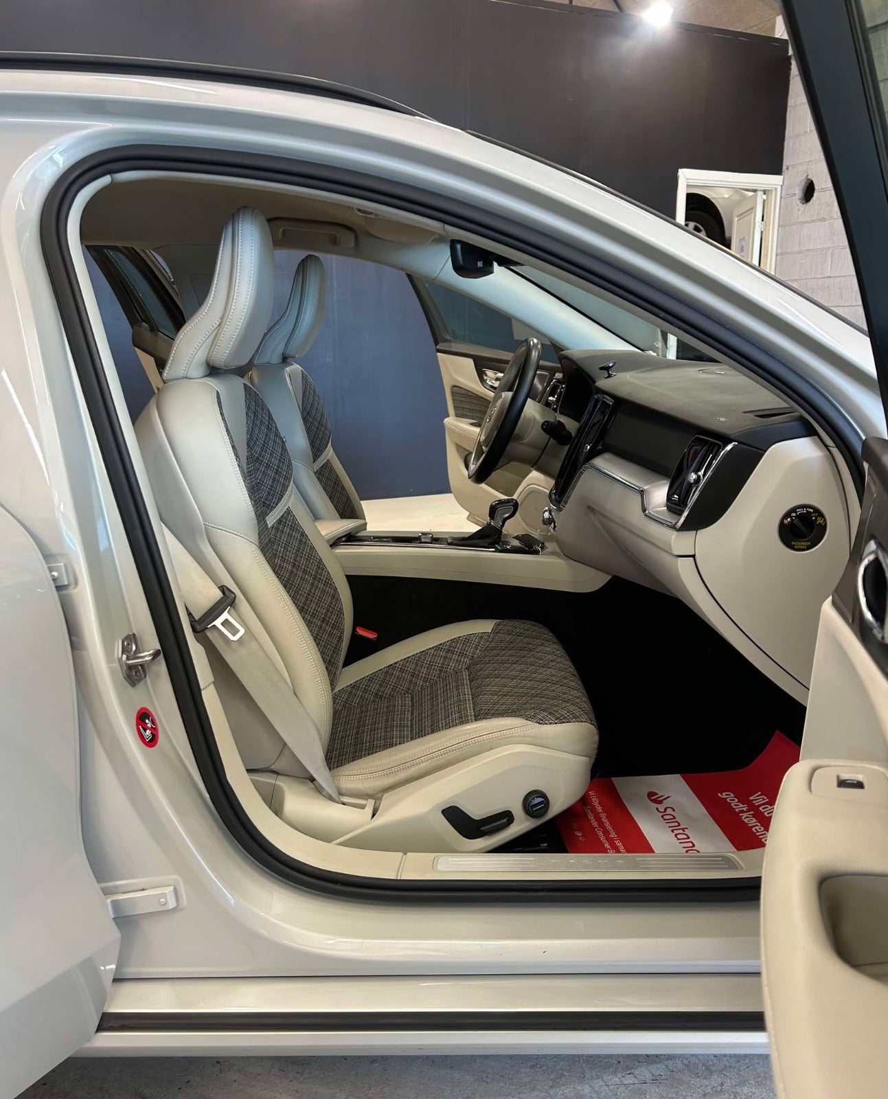 Billede af Volvo V60 2,0 D4 190 R-Design aut.