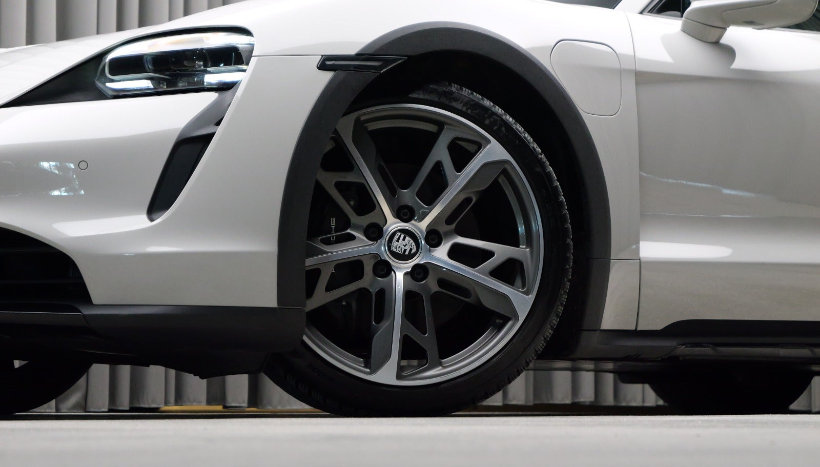 Porsche Taycan 4 Performance+ Cross Turismo